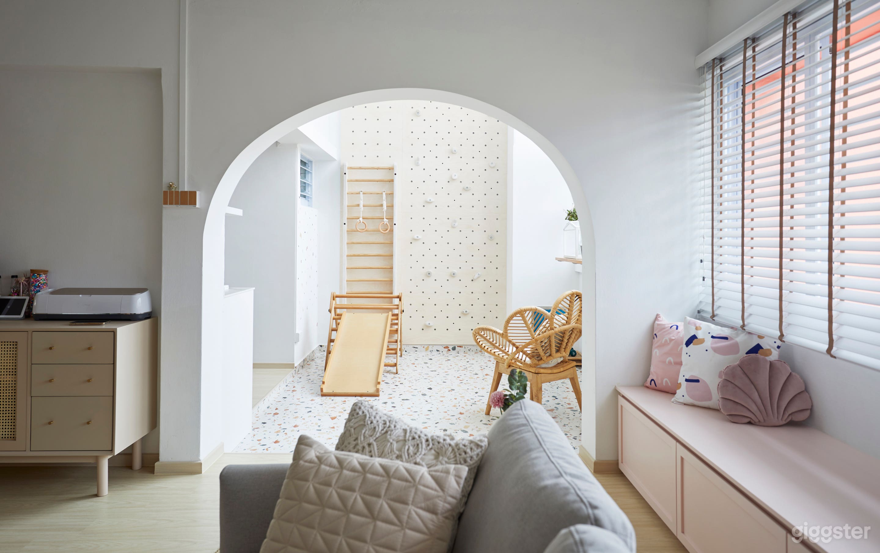 Nordic-Chic Coastal Home with Pastel Accents Photo 2