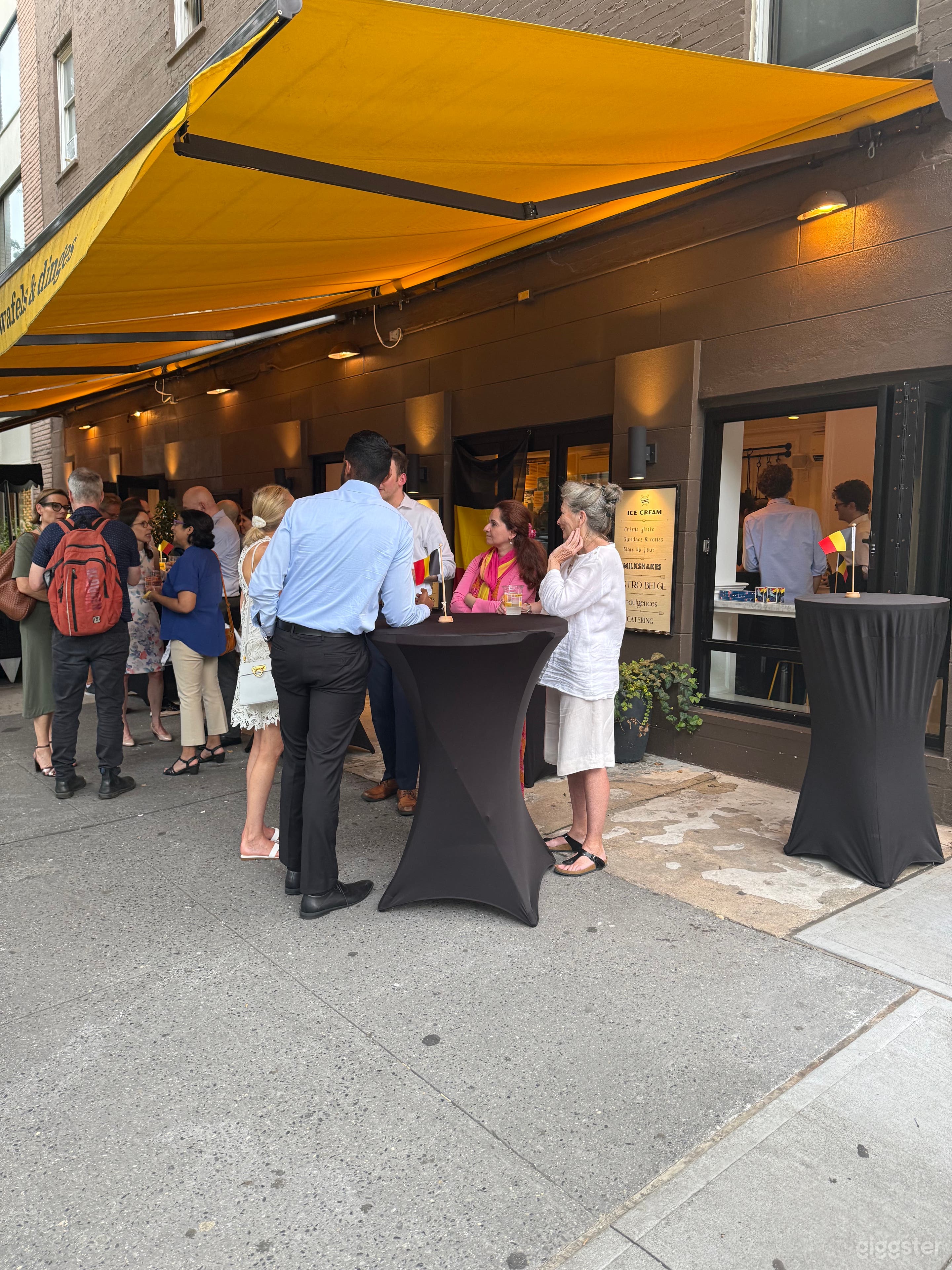 European Bistro w/ Terrace.Windows.Museum view. Photo 4