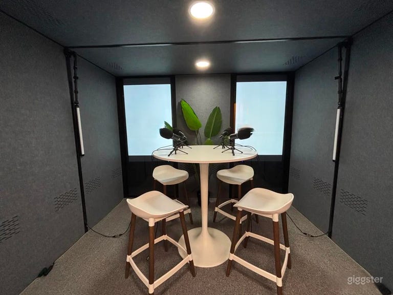  Full Studio - Lounge, Photography, and the Pod 