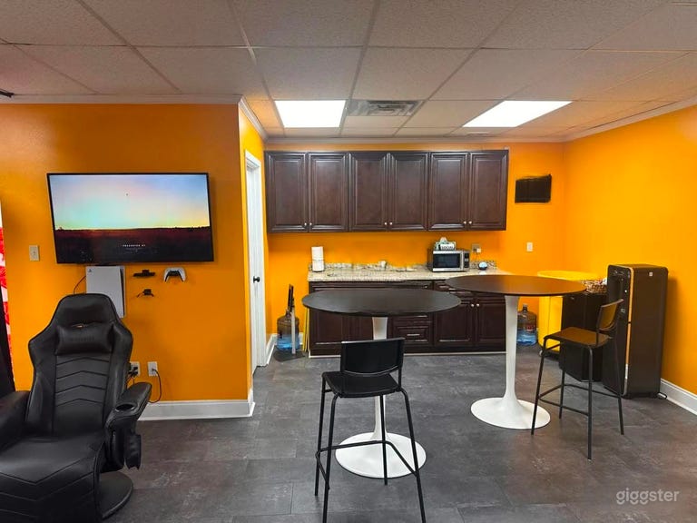  Full Studio - Lounge, Photography, and the Pod 