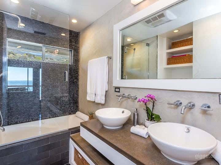 Malibu Beachfront Jewel Box On Private Beach Photo 4