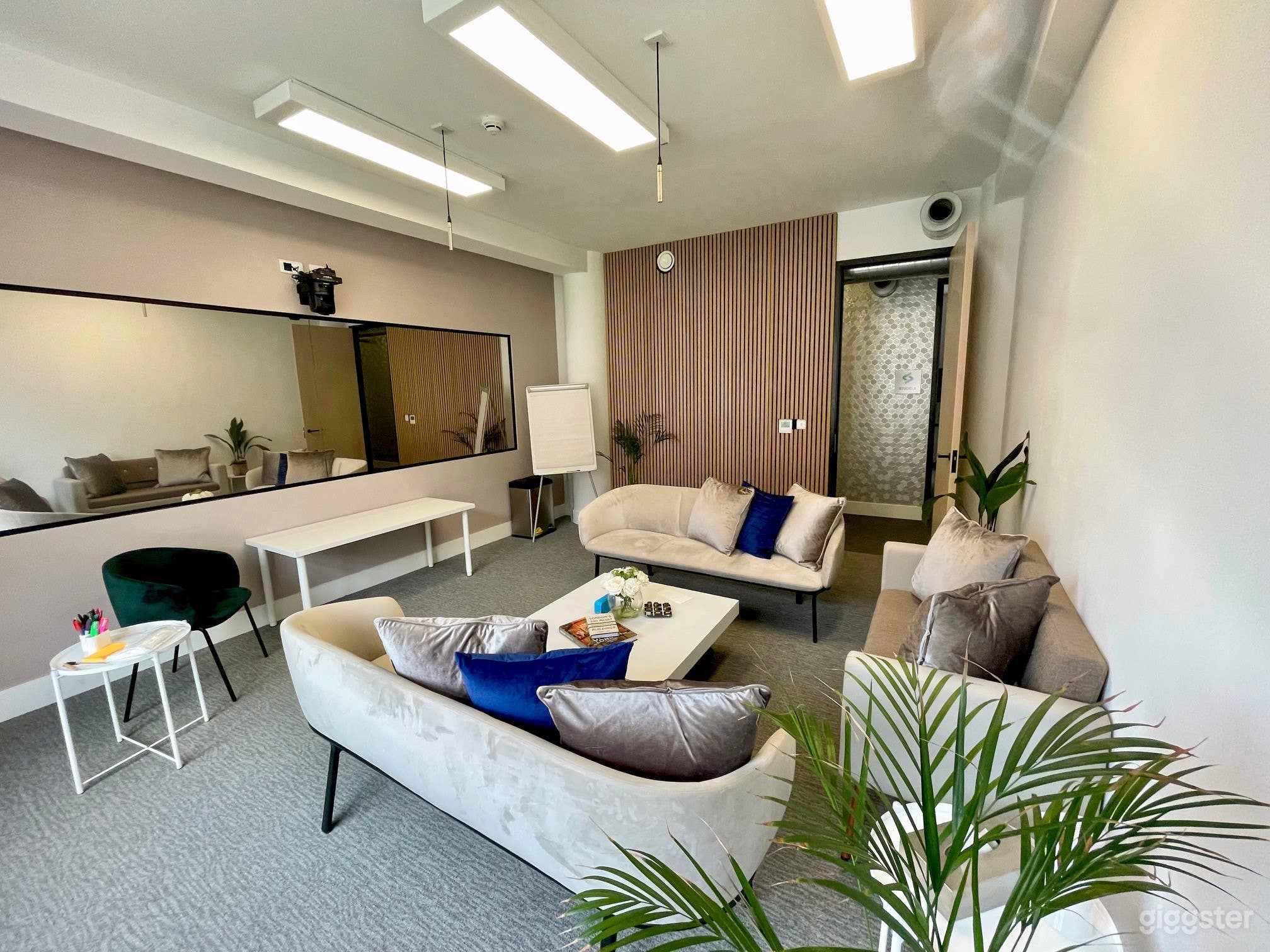 Studio 1 - Meeting Room / Viewing Facility  Photo 3