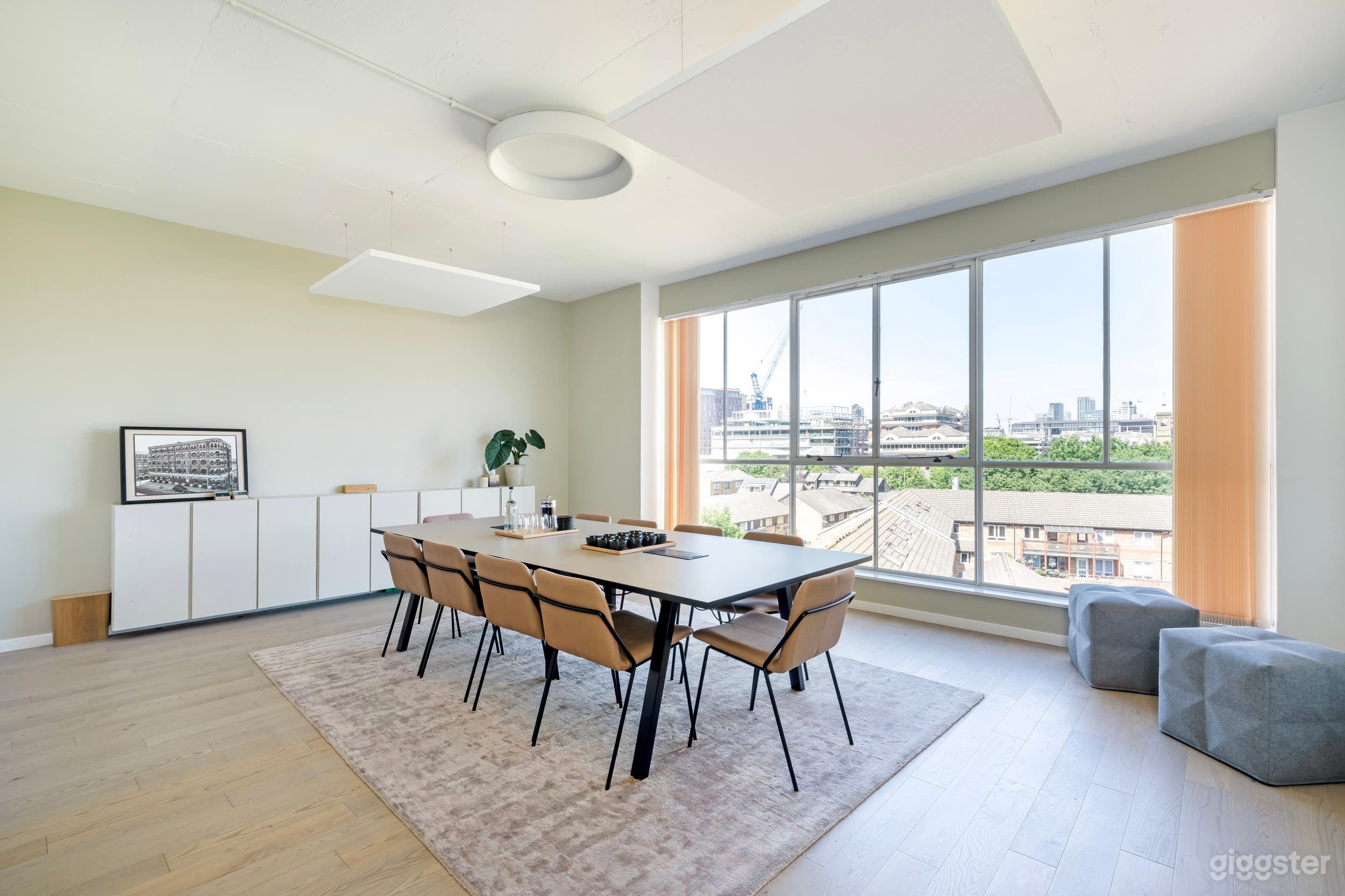 Meeting Room with City Views Photo 4