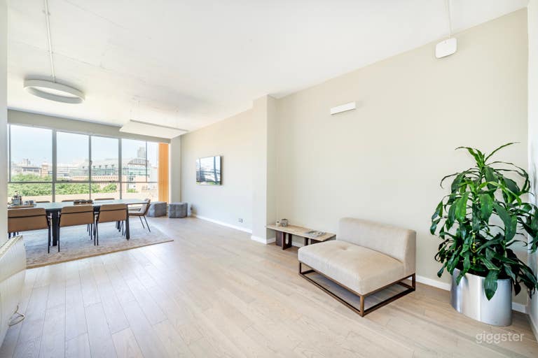  Meeting Room with City Views 