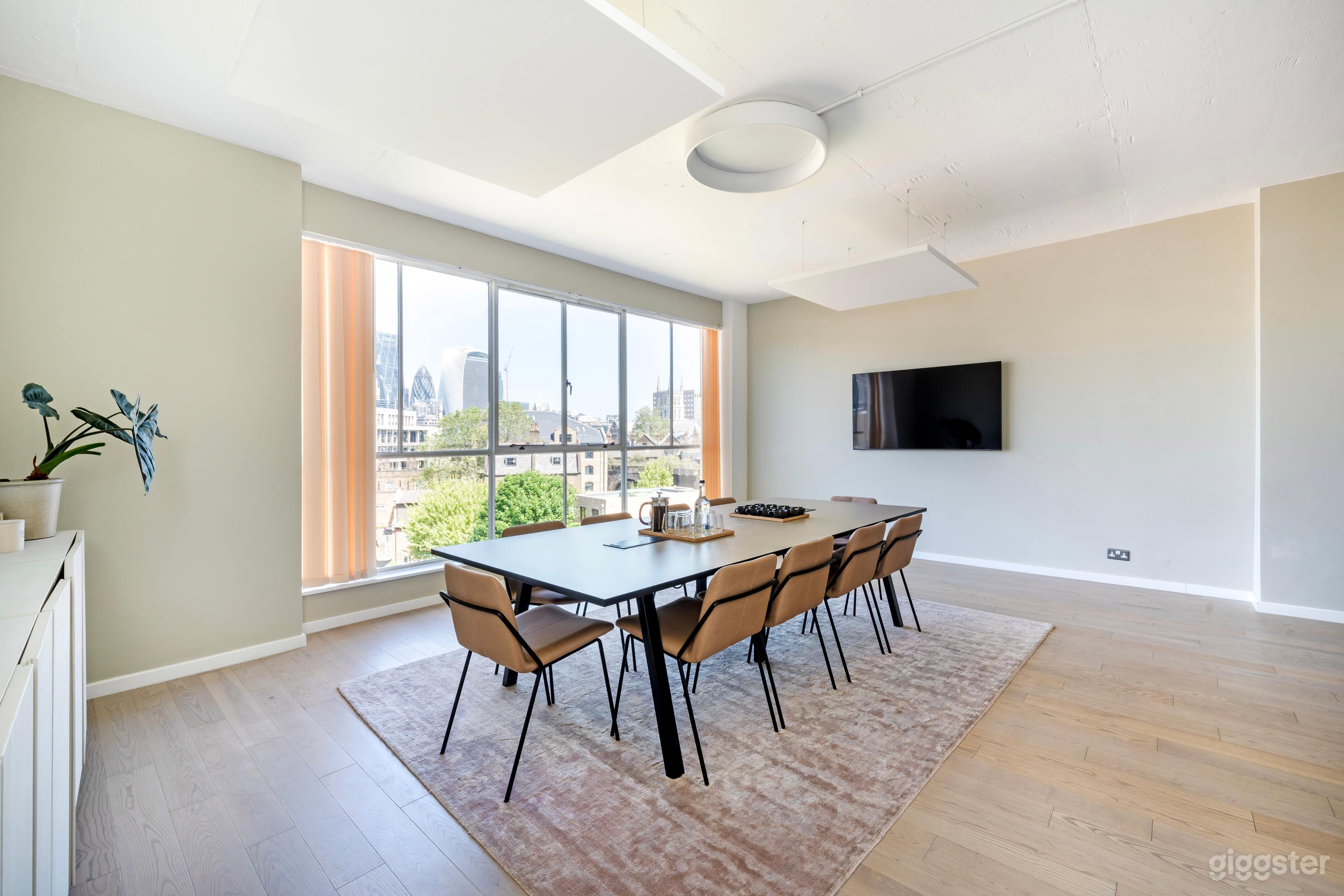 Meeting Room with City Views Photo 3