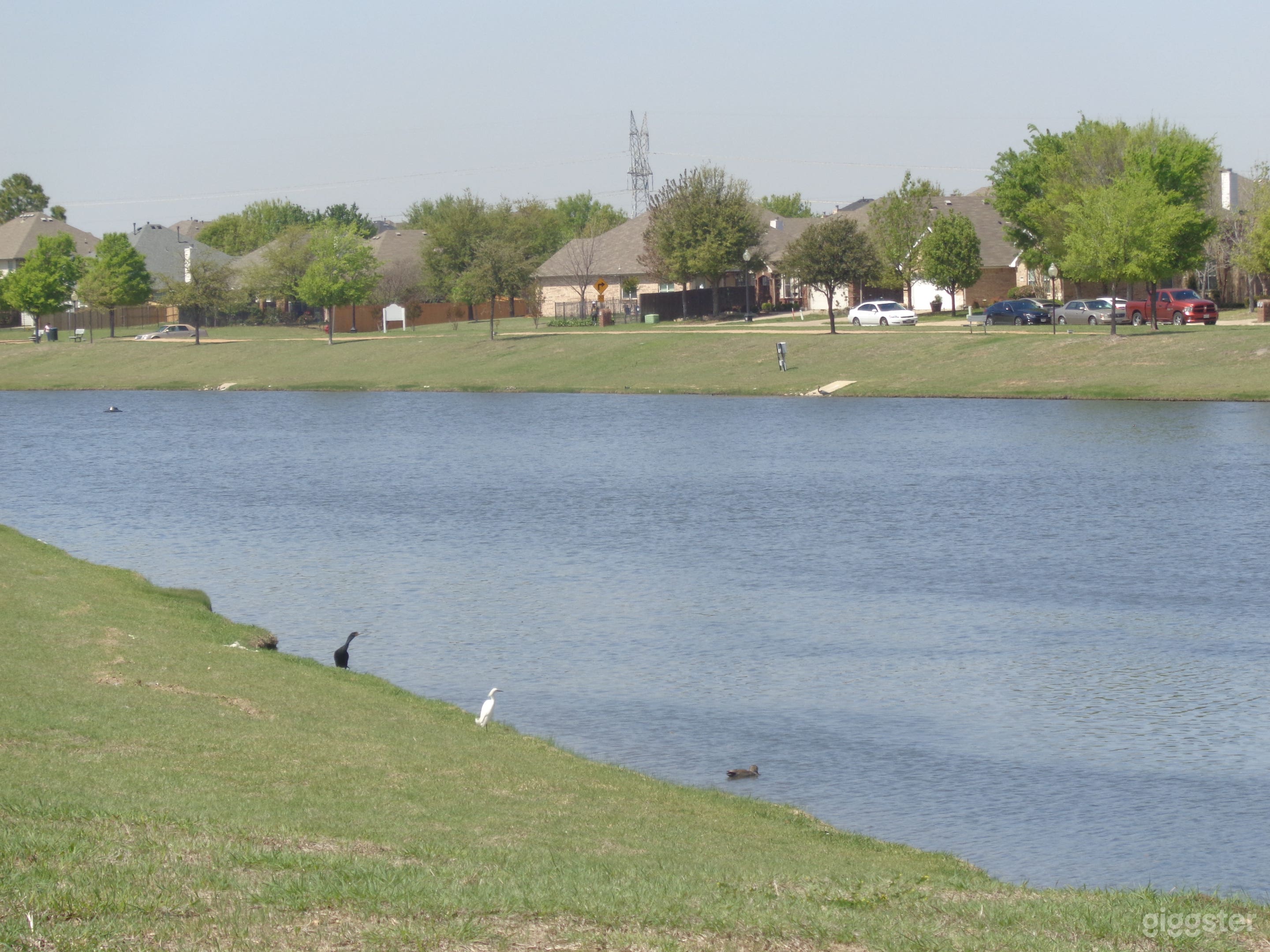 Need to stretch your legs? Enjoy the walking path alongside the community lake directly across for this chateau teeming with ducks, turtles, and fish.