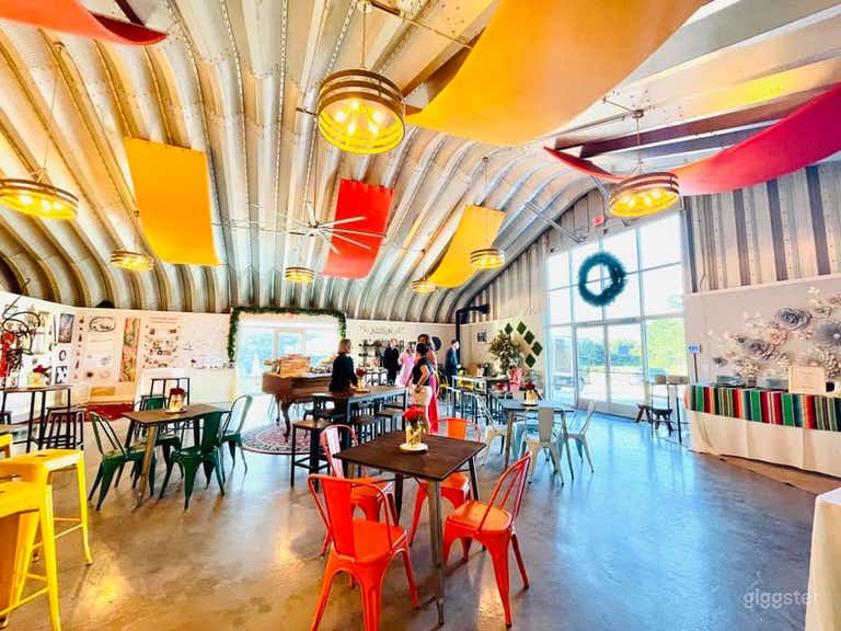  Charming Indoor Space in Newtown 