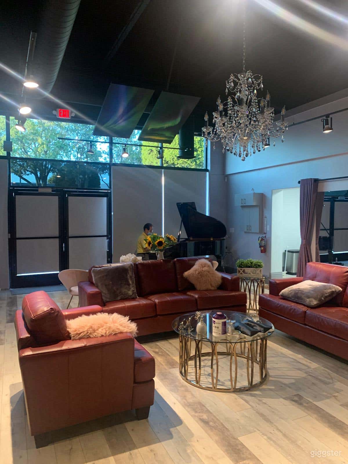 Studio/lounge/business/meetings for event rentals Photo 2