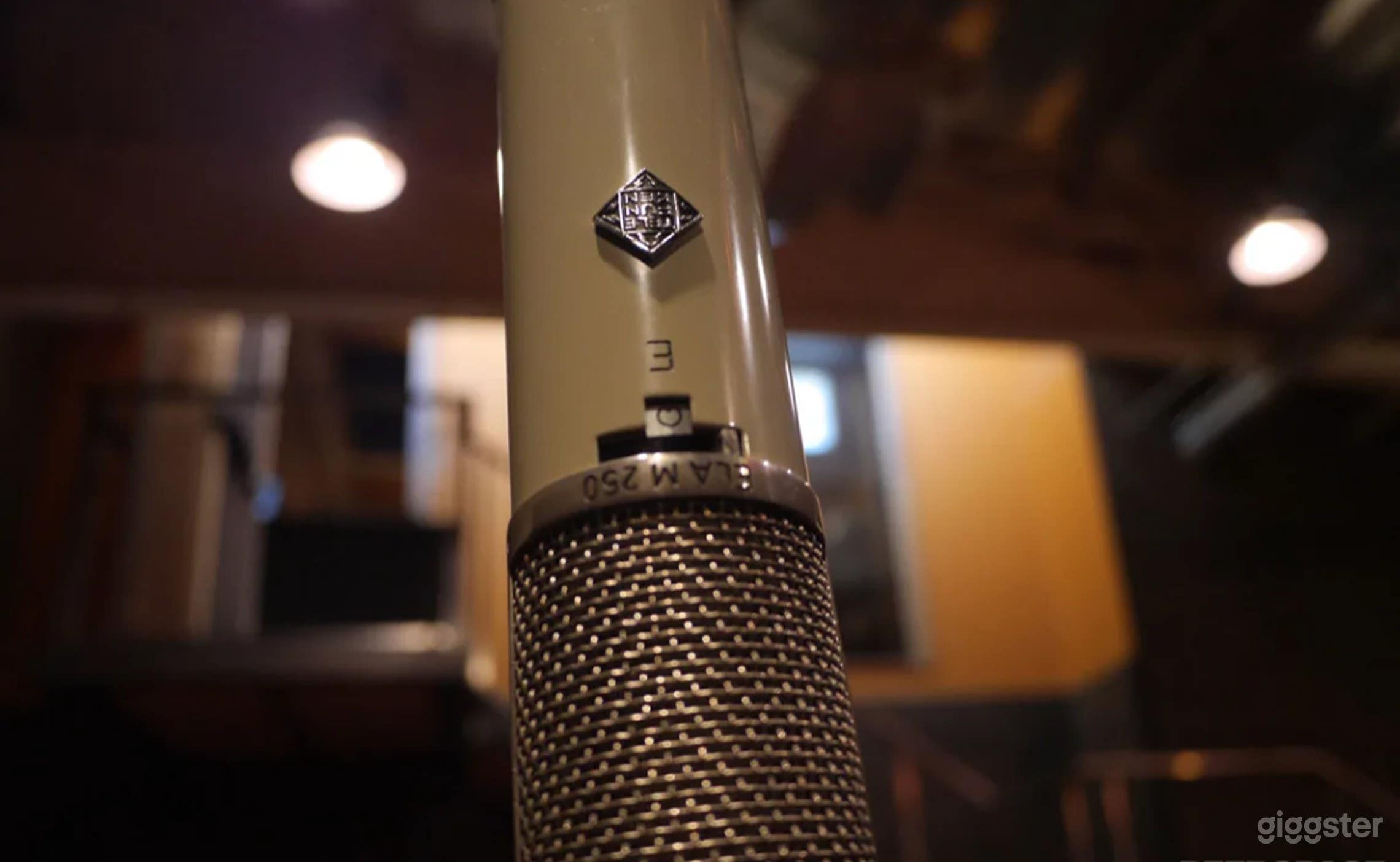 Recording Studio Vintage Vibes Photo 4