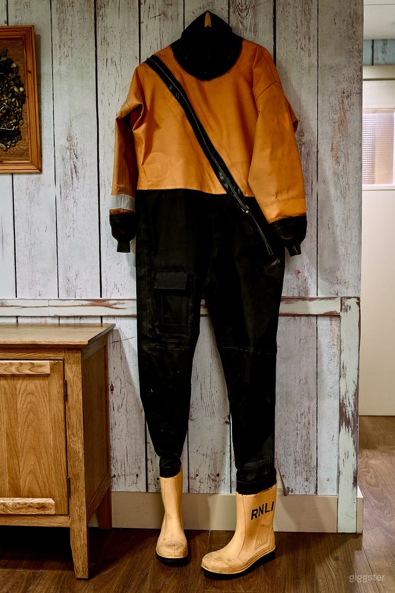  Charming nautical-themed dining room 