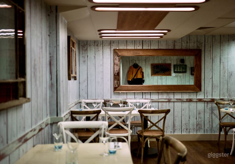  Charming nautical-themed dining room 