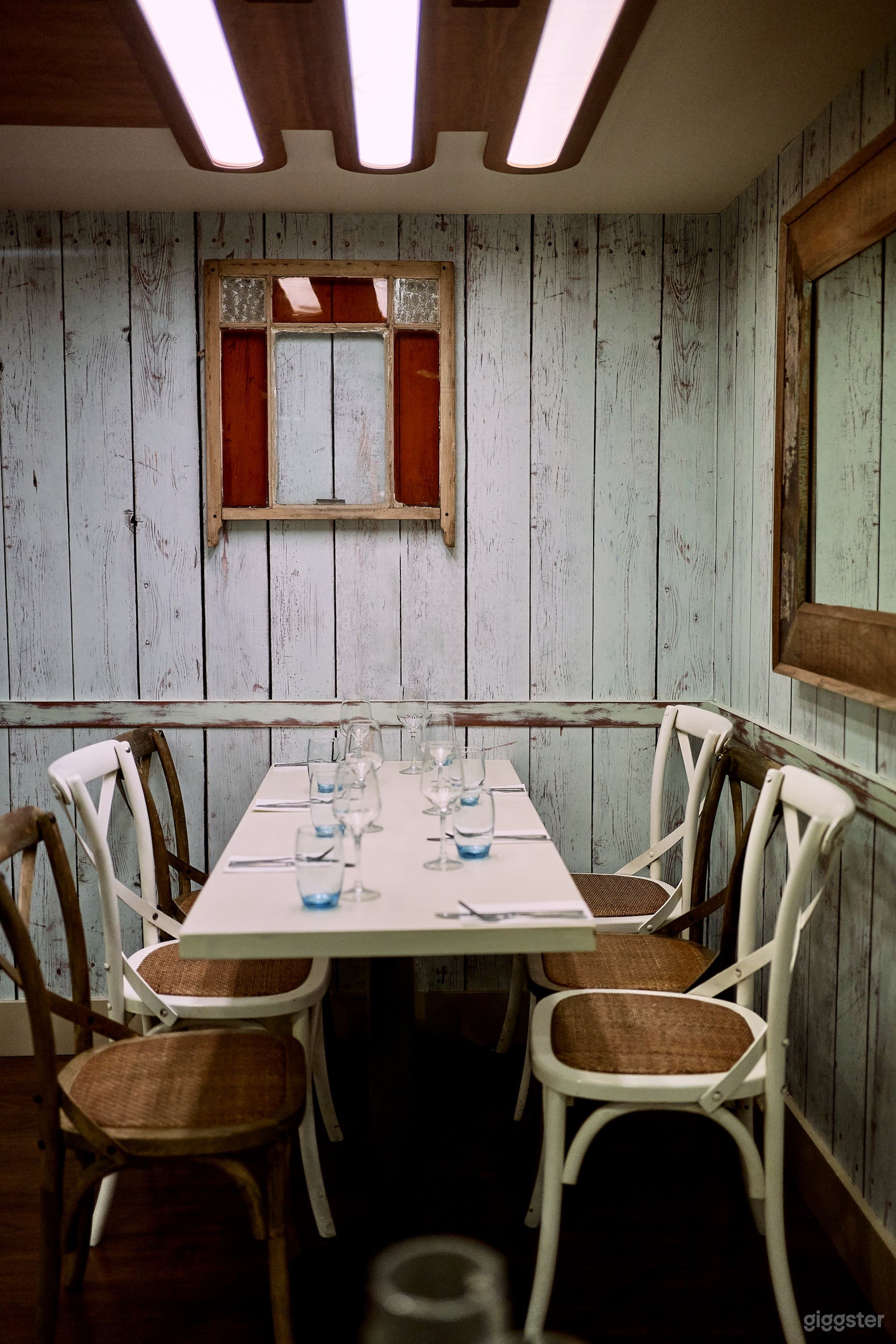 Charming nautical-themed dining room Photo 4