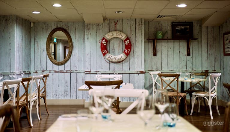  Charming nautical-themed dining room 