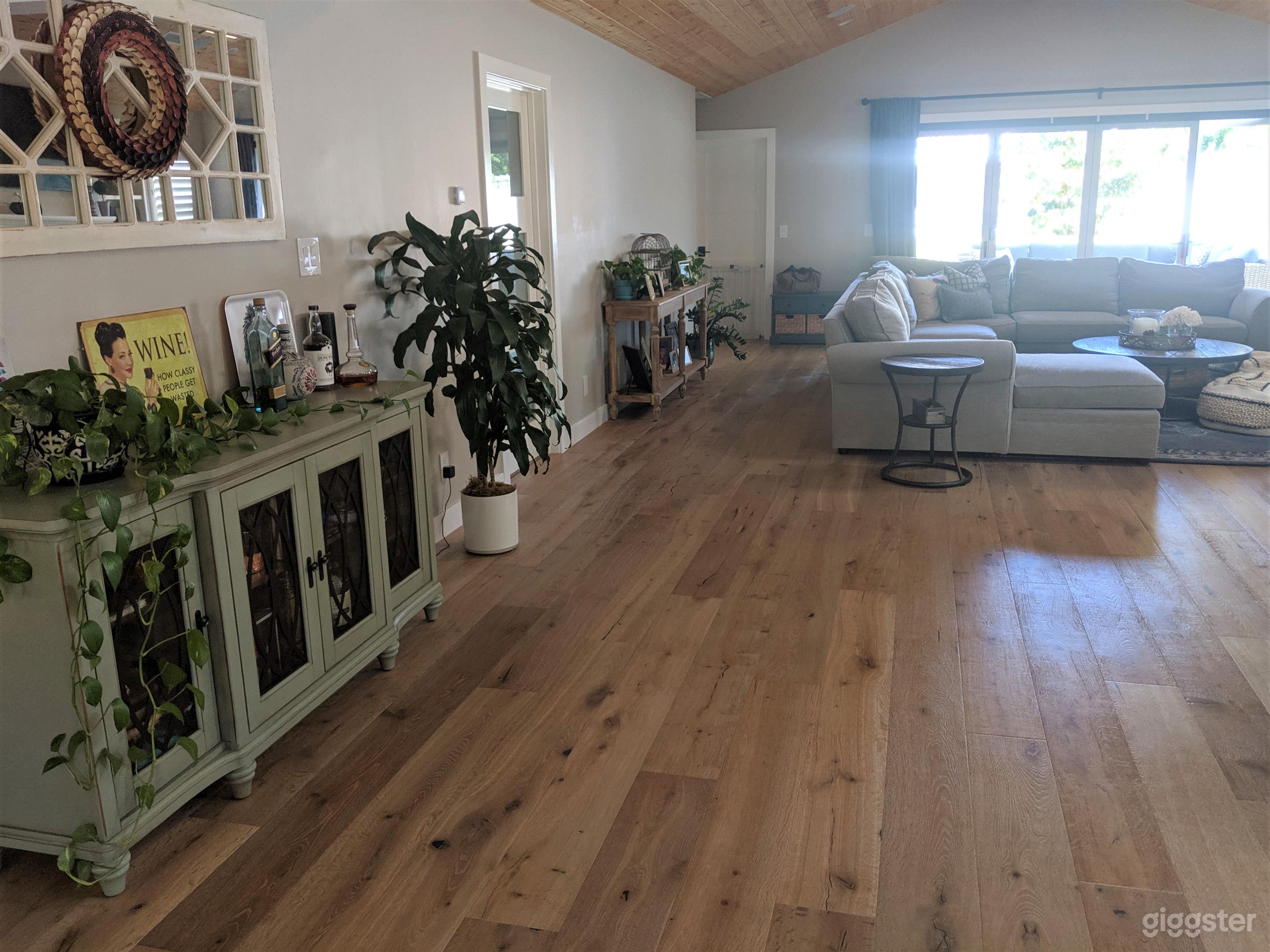 Bright Beach Bungalow with Retro &amp; Modern Touches Photo 2