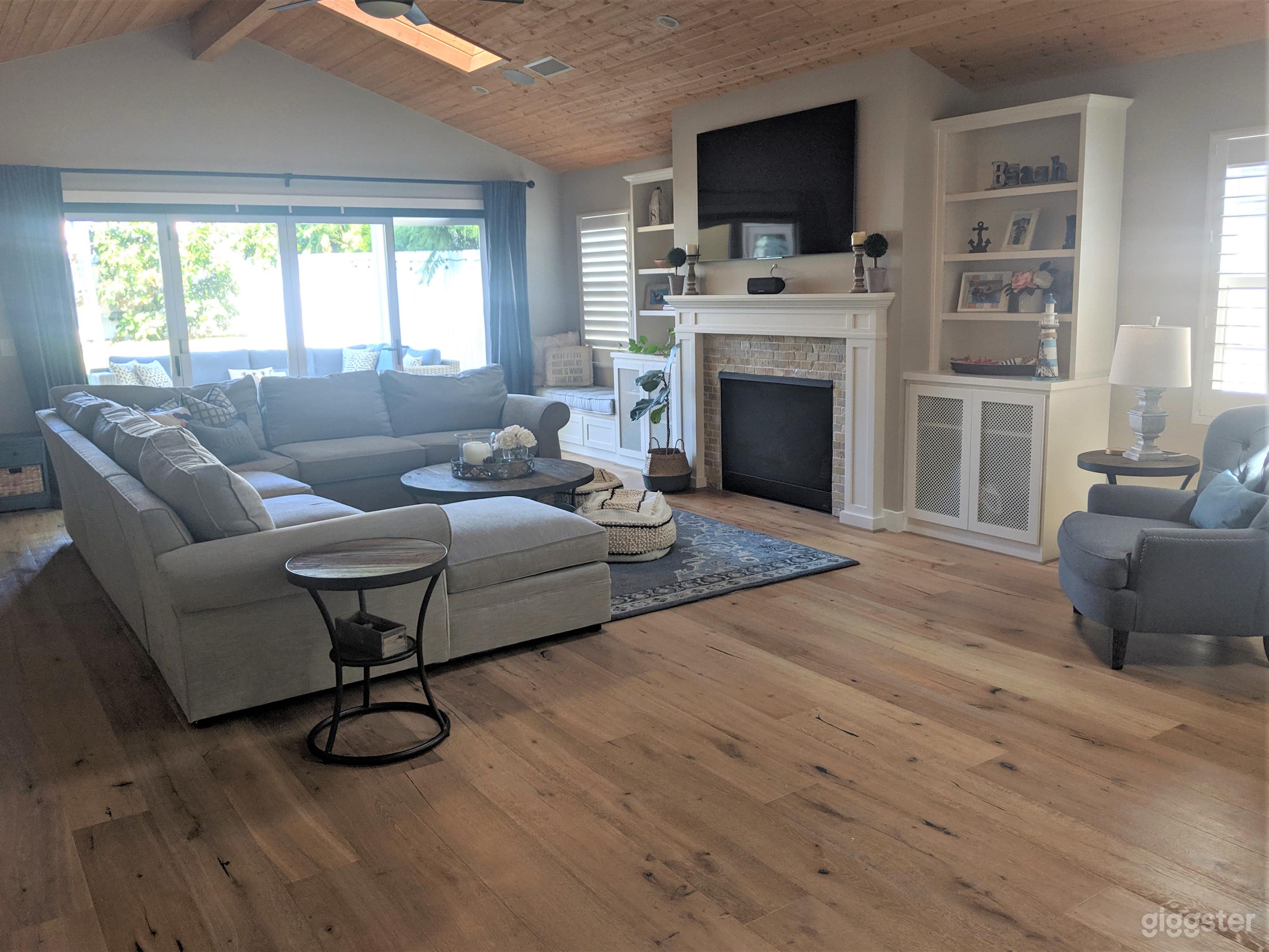 Bright Beach Bungalow with Retro &amp; Modern Touches Photo 1