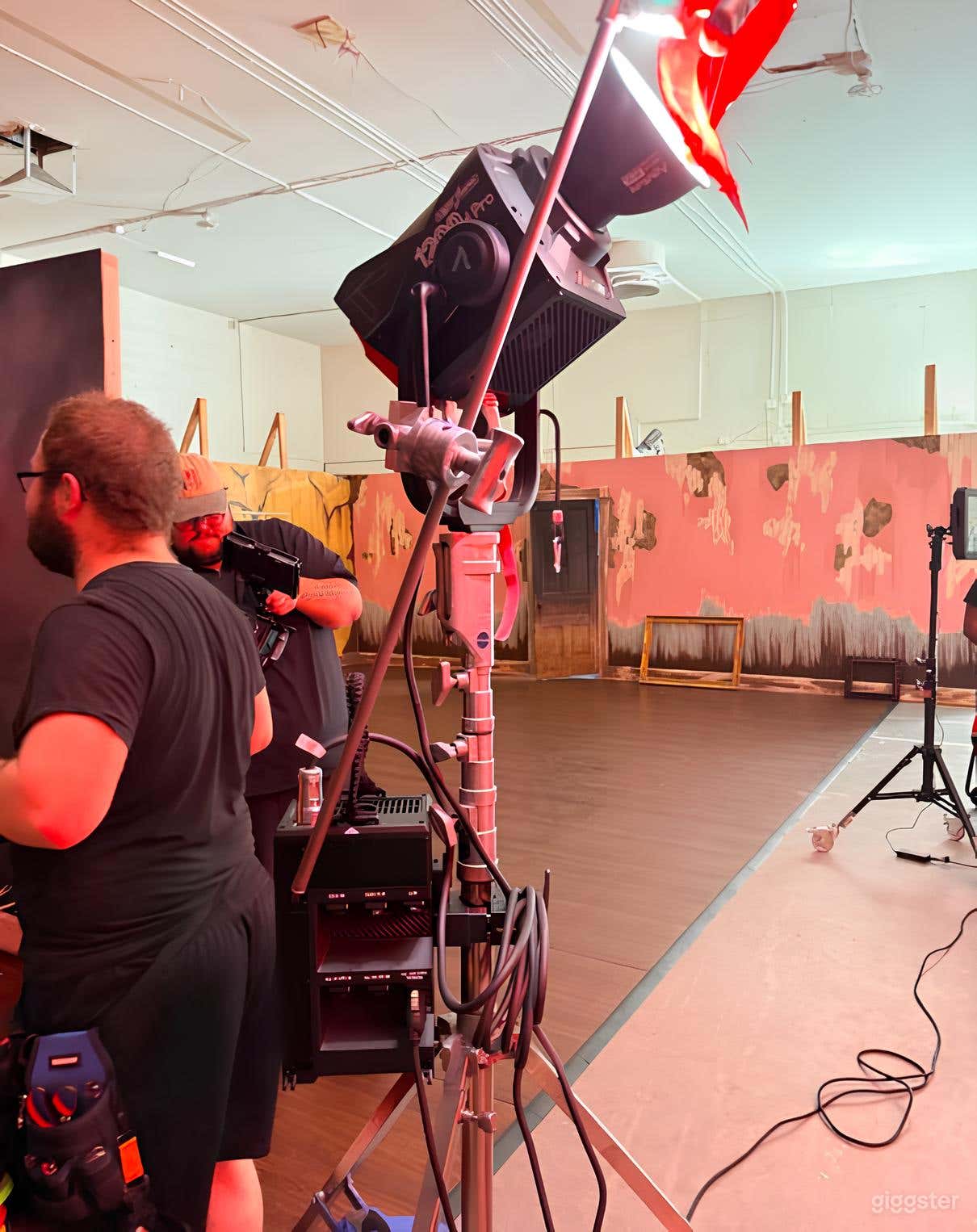 Open Production Space in Glendale w/ Bay Door and Parking Photo 2