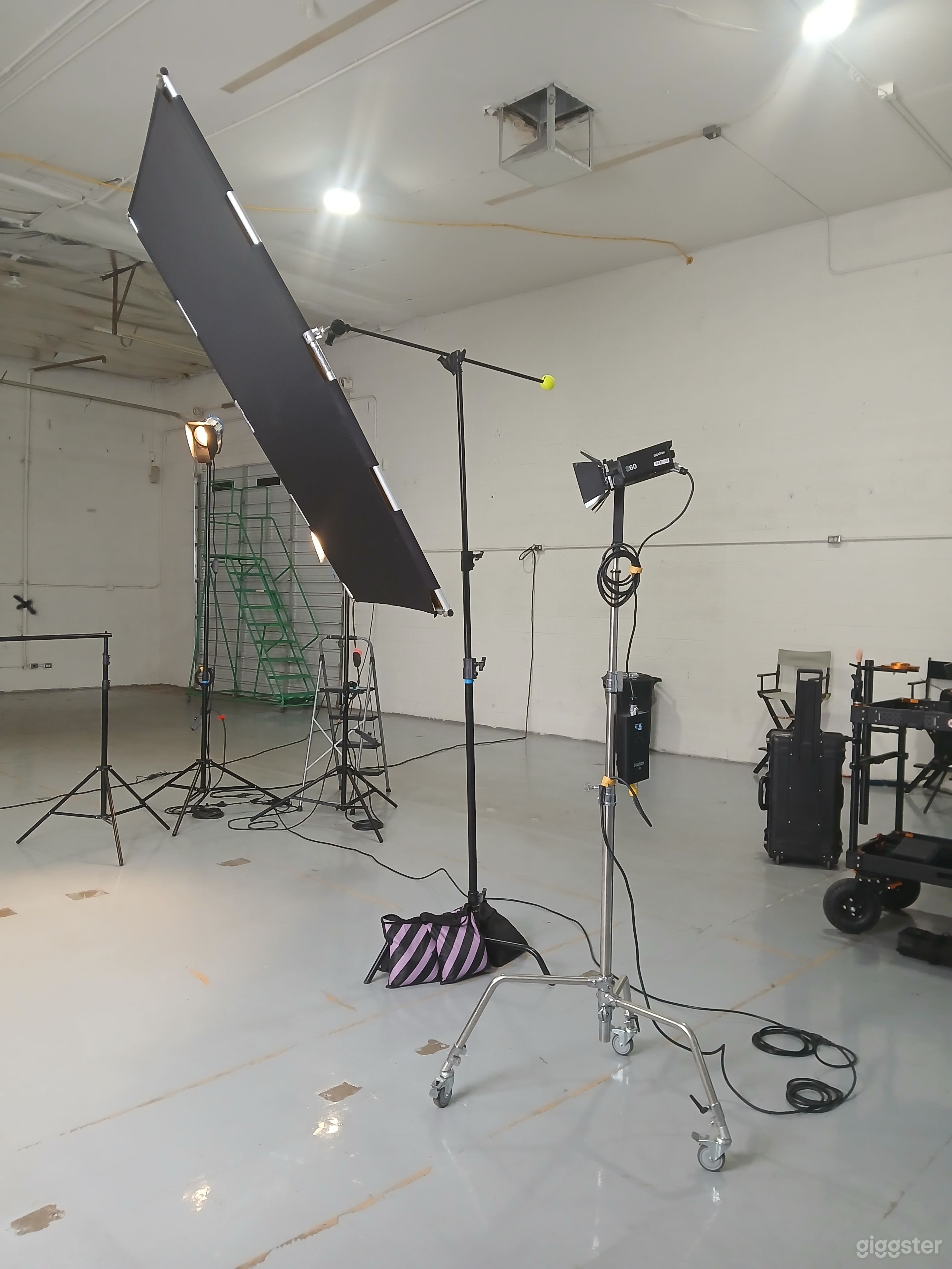 Open Production Space in Peoria with Bay Door & Easy Parking Photo 4