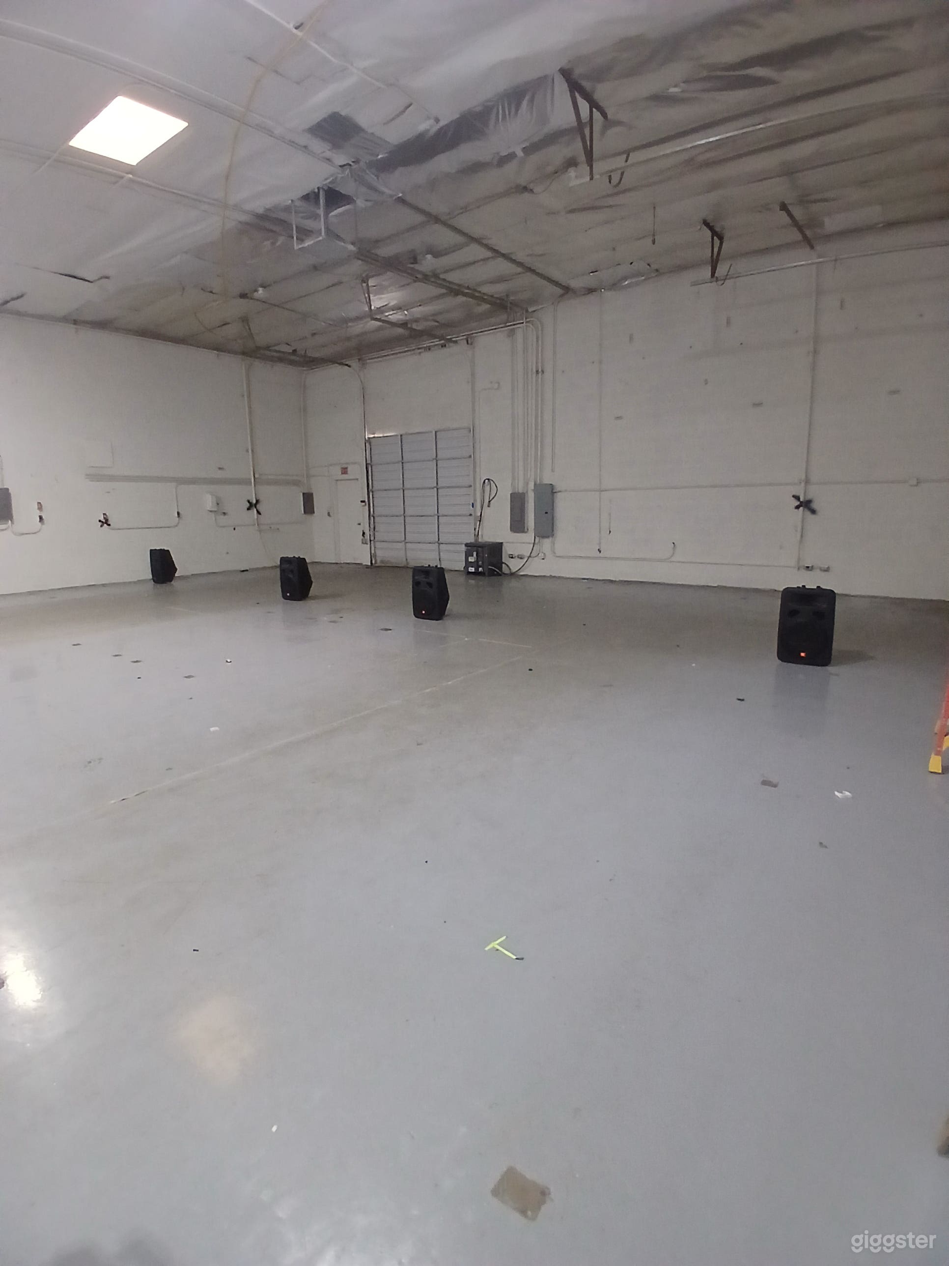 Open Production Space in Peoria with Bay Door & Easy Parking Photo 3