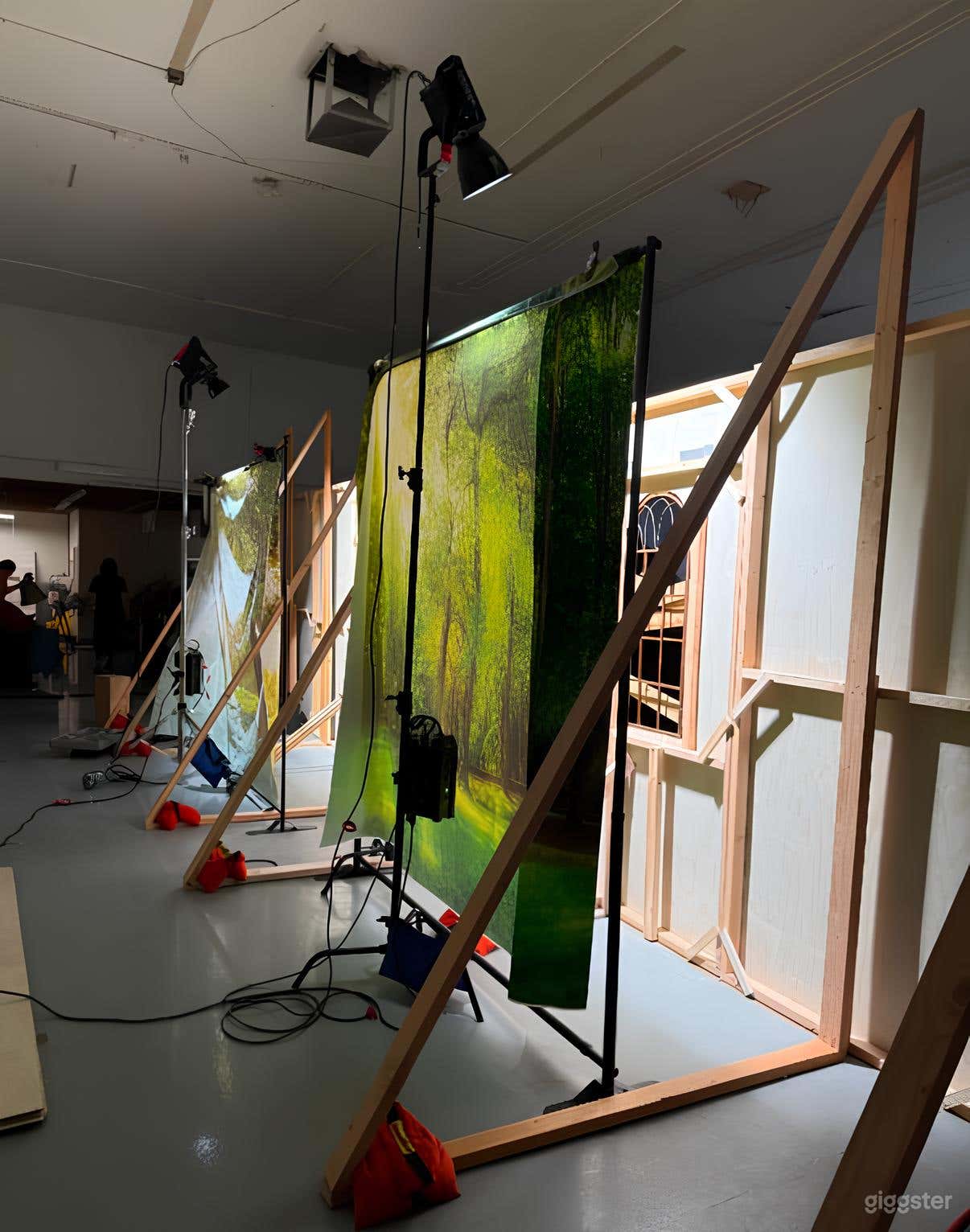 Open Production Space in Glendale w/ Bay Door and Parking Photo 3