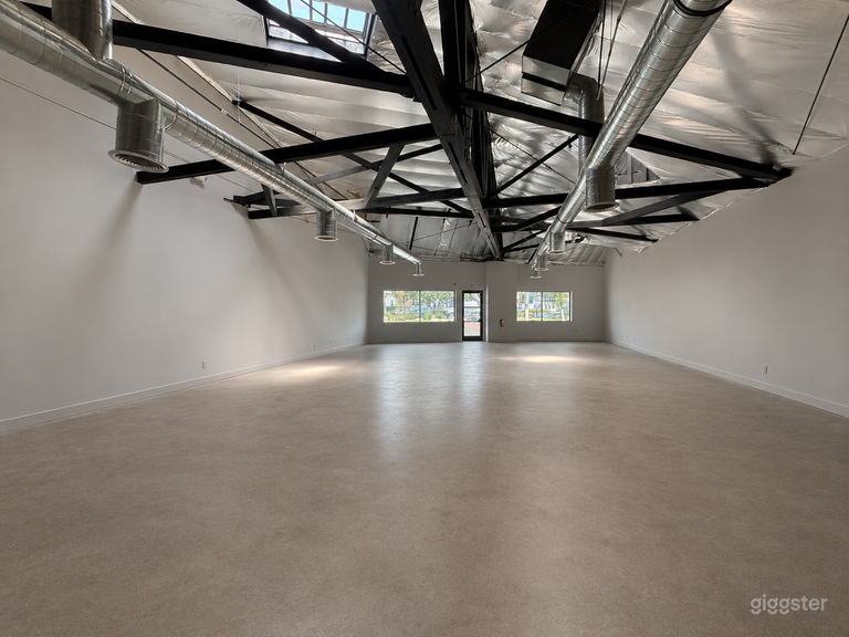  Lugar Industrial en WeHo con Fachada Comercial 
