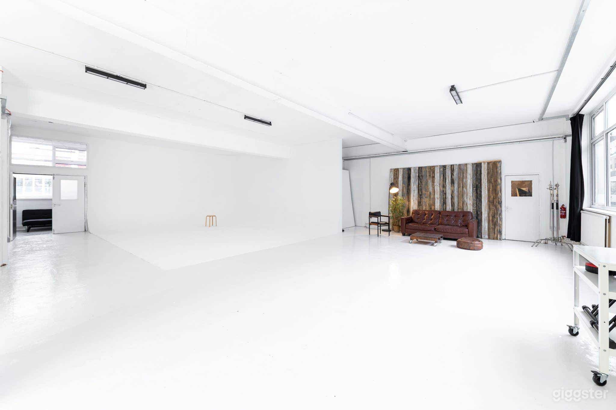 Studio 2 - Large L shaped Infinity Cove Photo 1