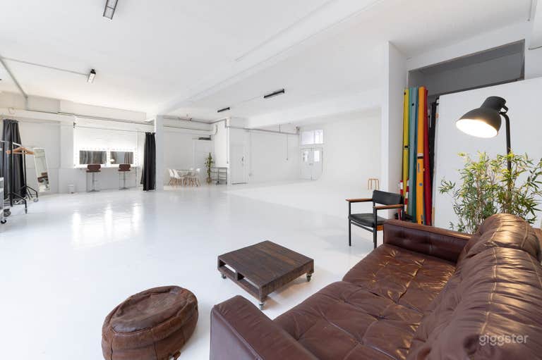  Studio 2 - Large L shaped Infinity Cove 