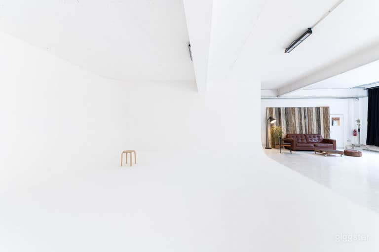  Studio 2 - Large L shaped Infinity Cove 