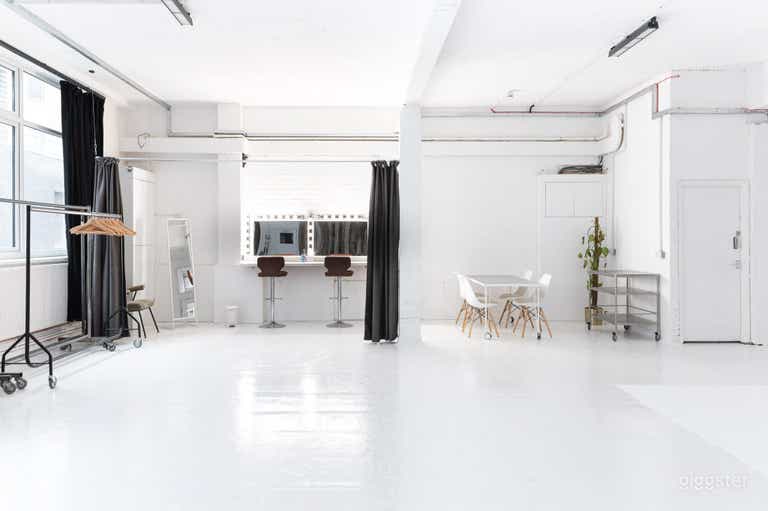  Studio 2 - Large L shaped Infinity Cove 