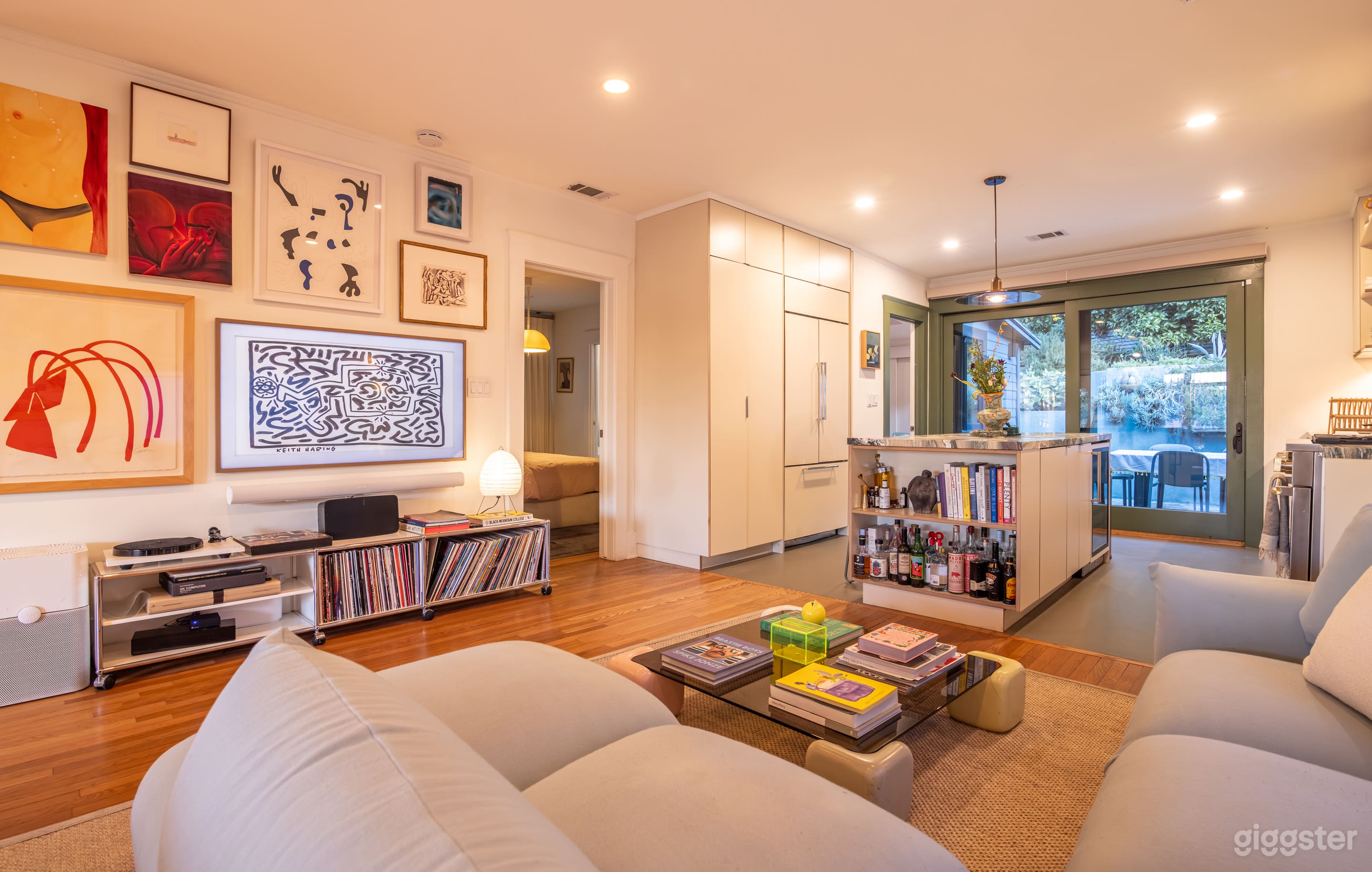 FilmFriendly Modern Home · Soft Daylight &amp; Multiple Angles Photo 2