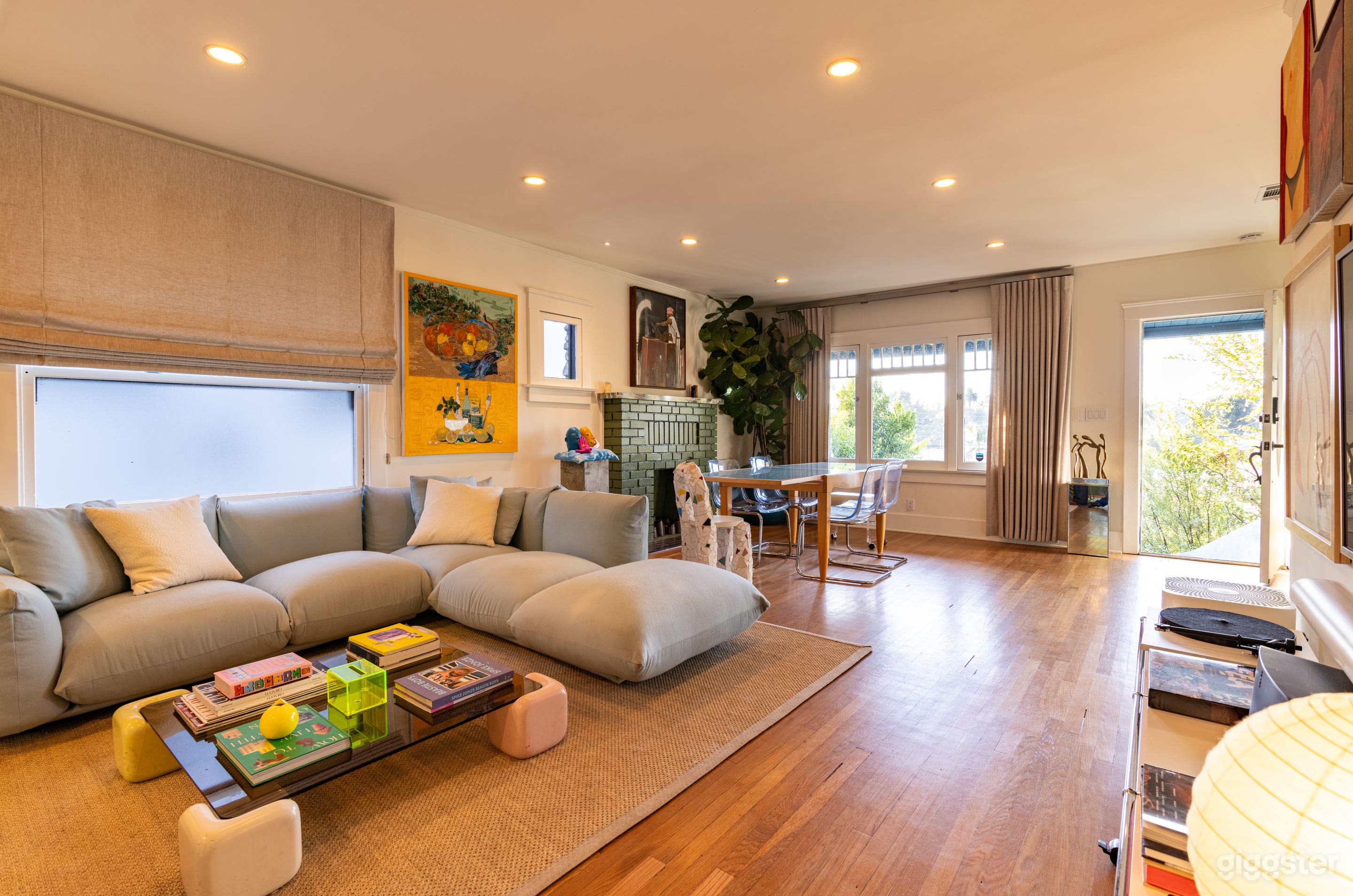 FilmFriendly Modern Home · Soft Daylight &amp; Multiple Angles Photo 1