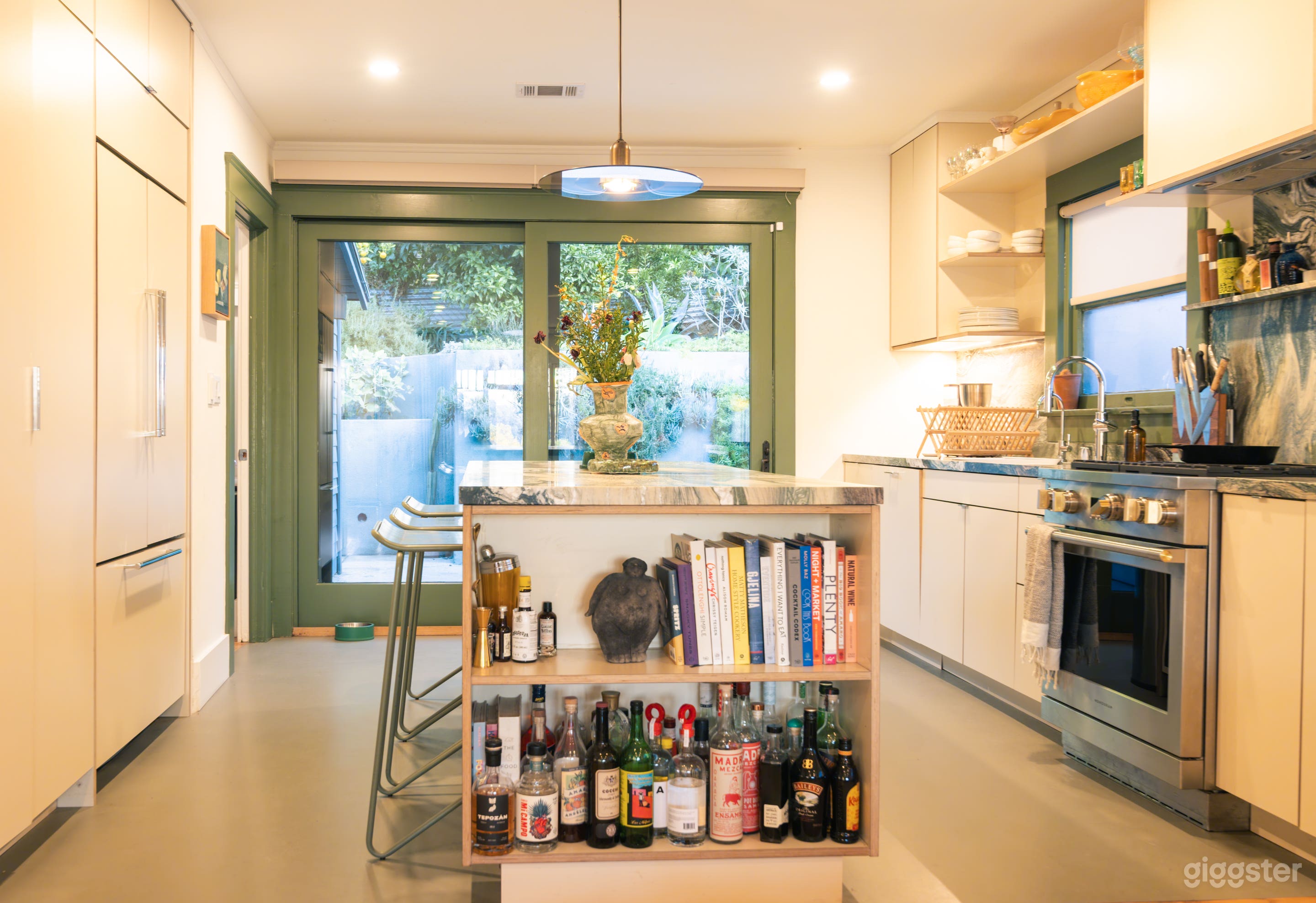 FilmFriendly Modern Home · Soft Daylight &amp; Multiple Angles Photo 3