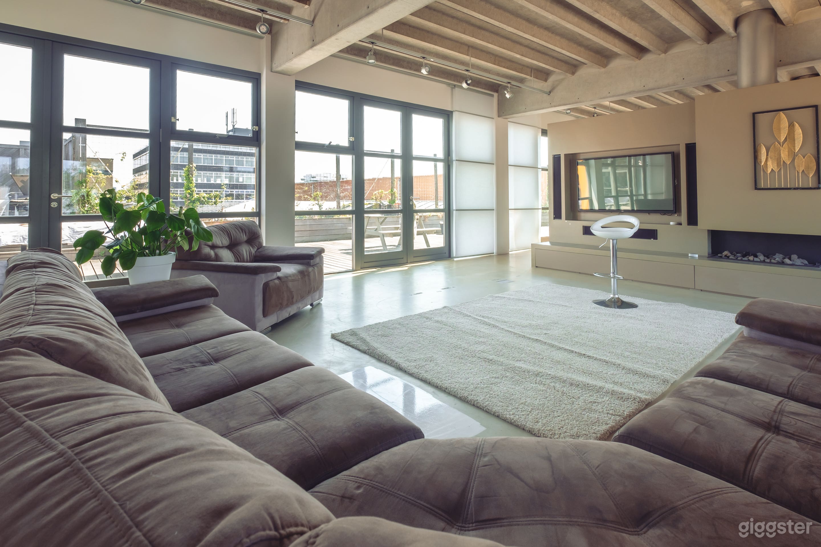 Loft - Lounge photo 2 