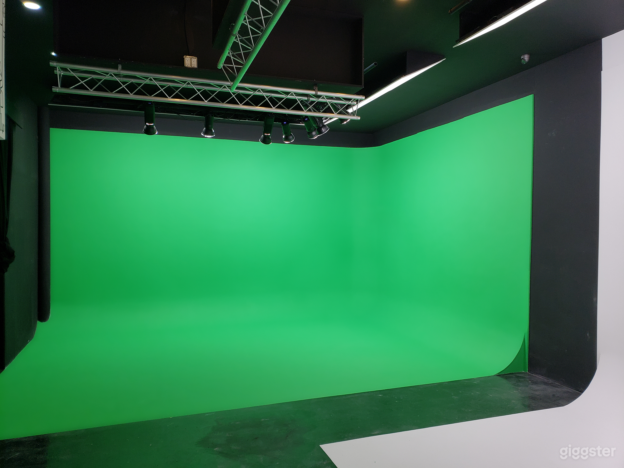 Green Screen and White CYC Studio in Brooklyn Photo 3