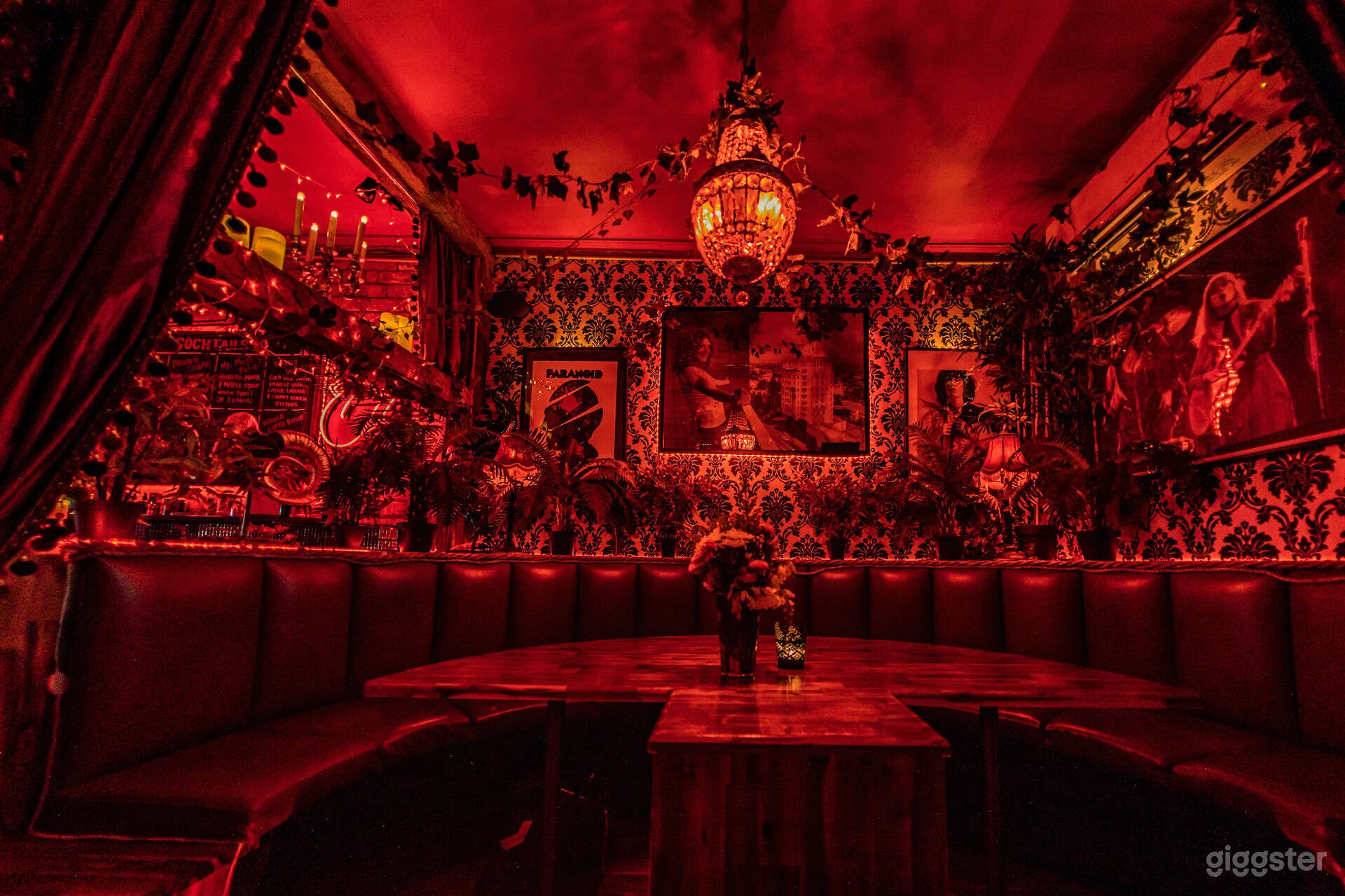 Cosy Cool Unique Vintage Music Cocktail Bar Photo 3