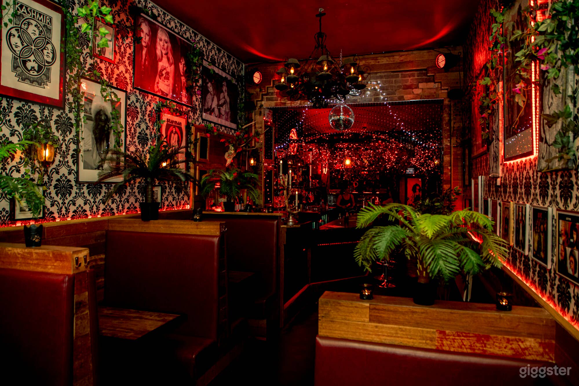 Cosy Cool Unique Vintage Music Cocktail Bar Photo 4