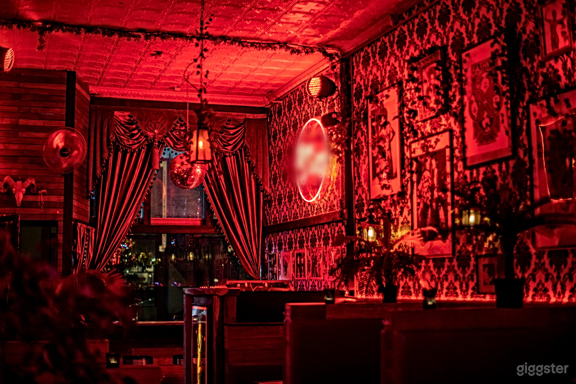 Cosy Cool Unique Vintage Music Cocktail Bar Photo 2