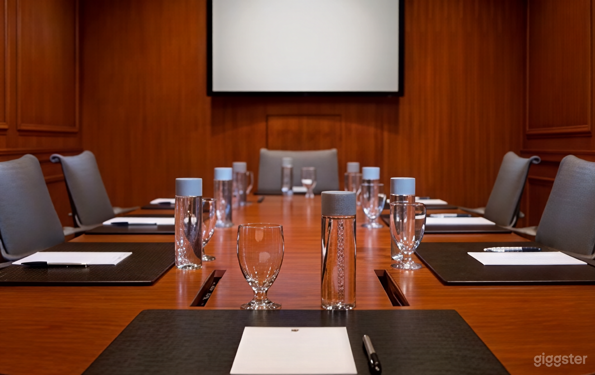 High-End Corporate Meeting Room & Presentation Space Photo 4
