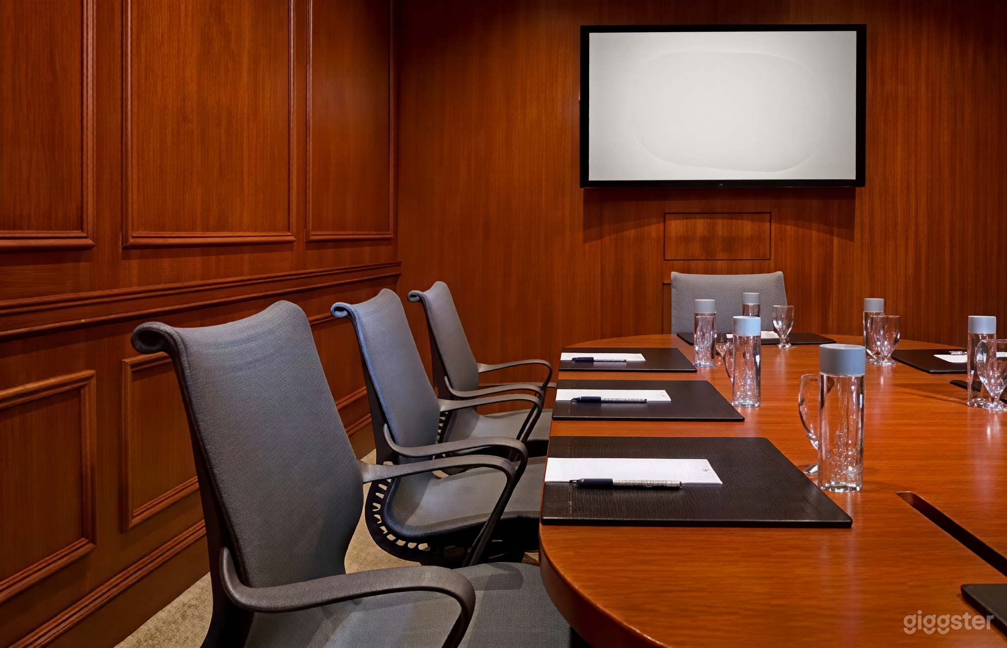 High-End Corporate Meeting Room & Presentation Space Photo 3