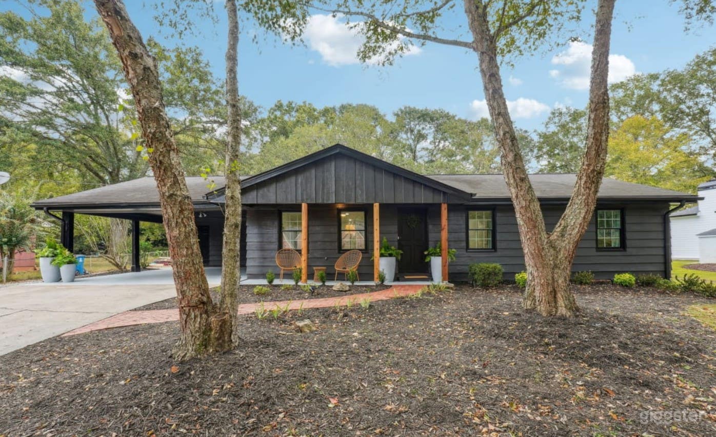 Nice cozy Home with backyard Oasis near DT Alpharetta Photo 2