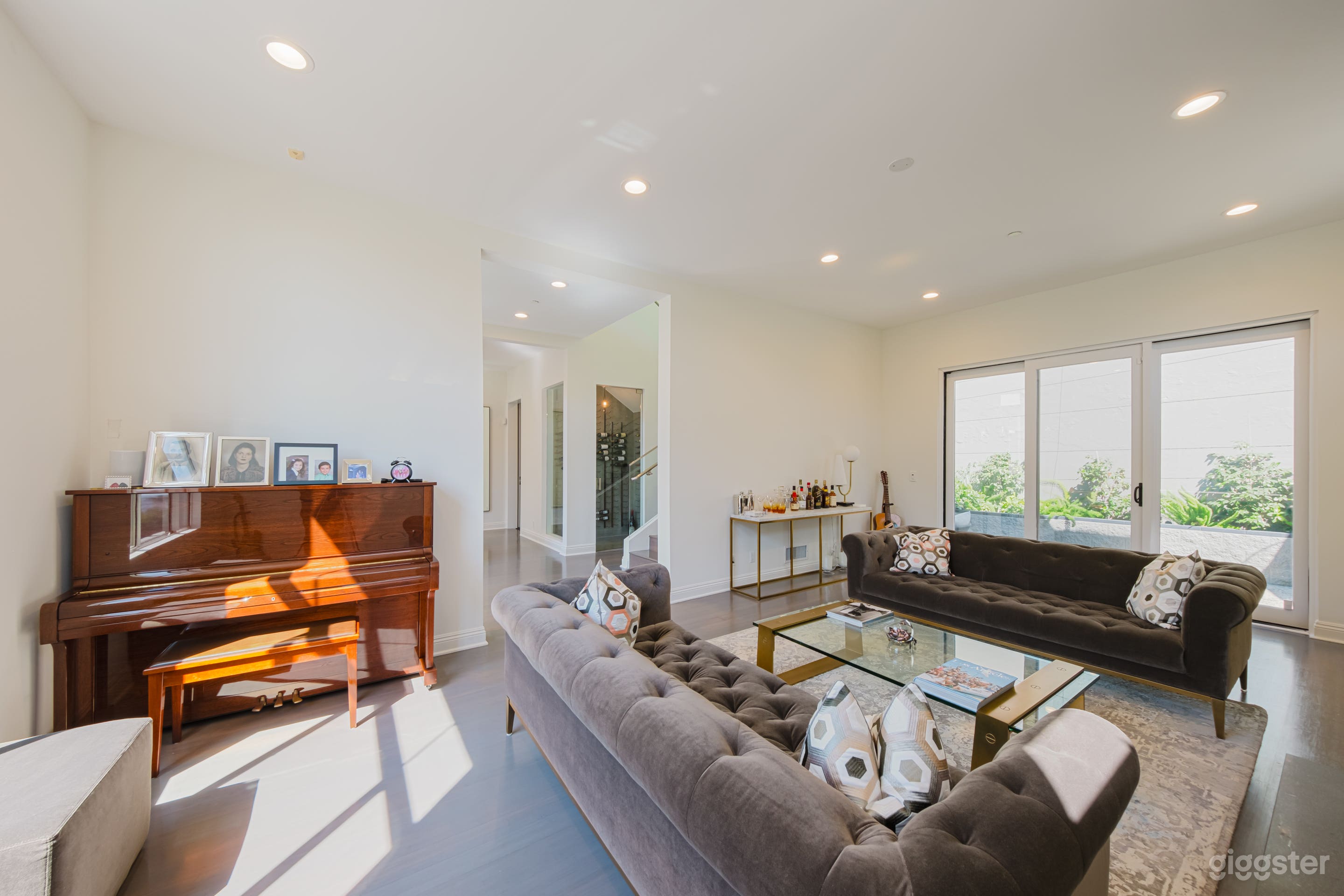 SUNSET ESCAPE: MODERN ELEGANCE ABOVE IT ALL Photo 4