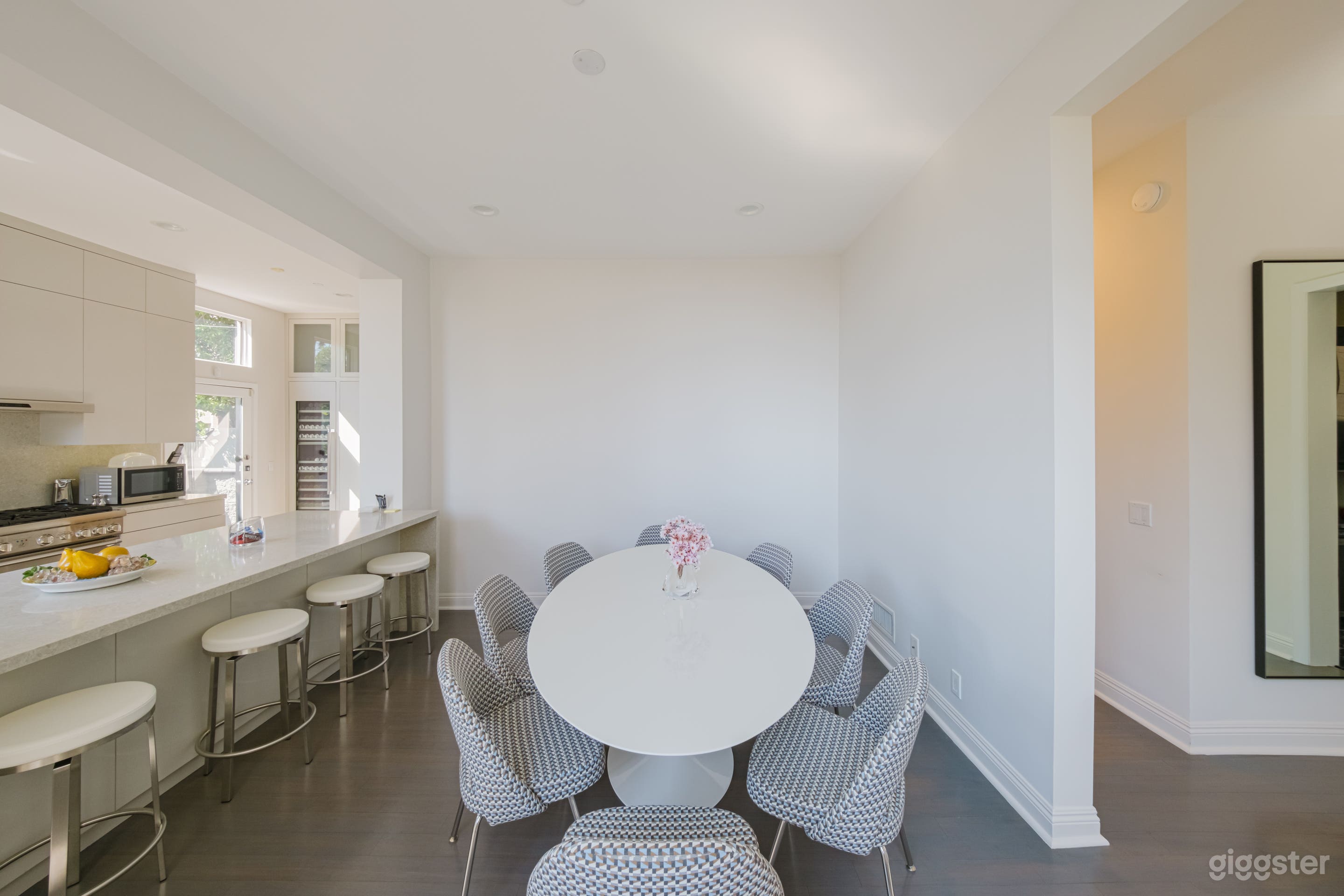 SUNSET ESCAPE: MODERN ELEGANCE ABOVE IT ALL Photo 3