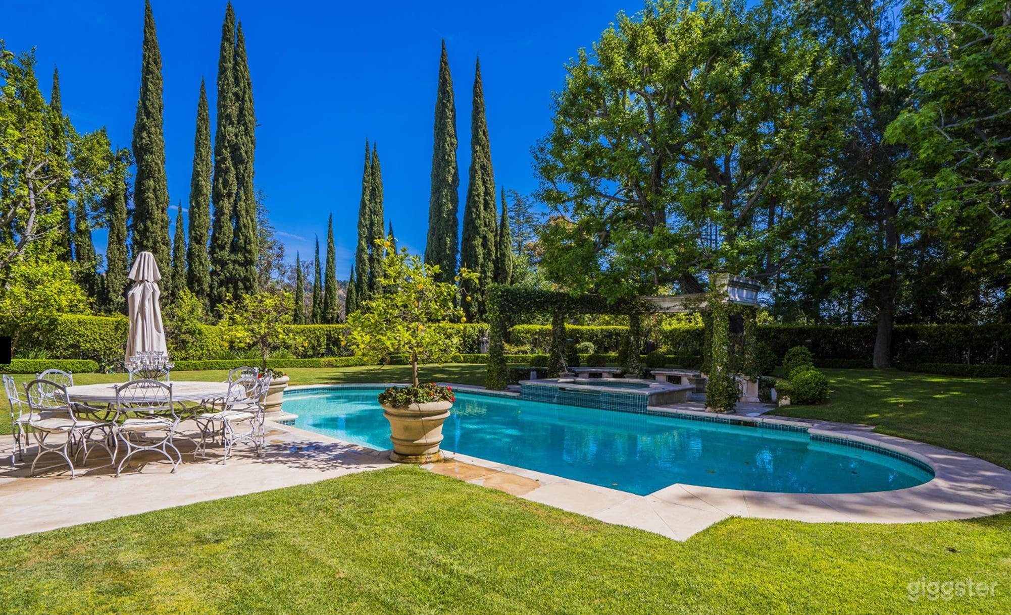 Sparkling Pool &amp; Hot Tub Oasis Photo 2