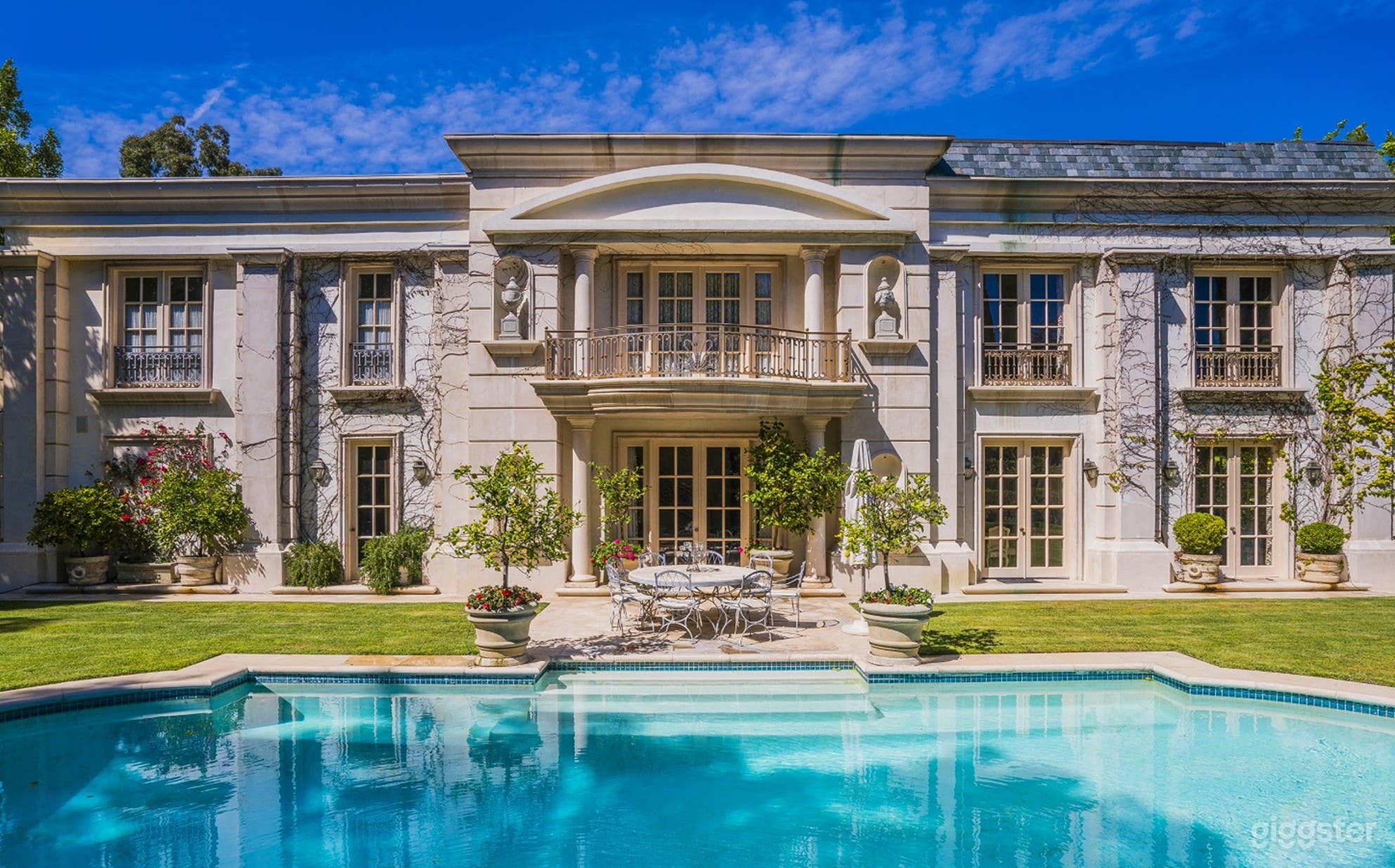 Sparkling Pool &amp; Hot Tub Oasis Photo 4