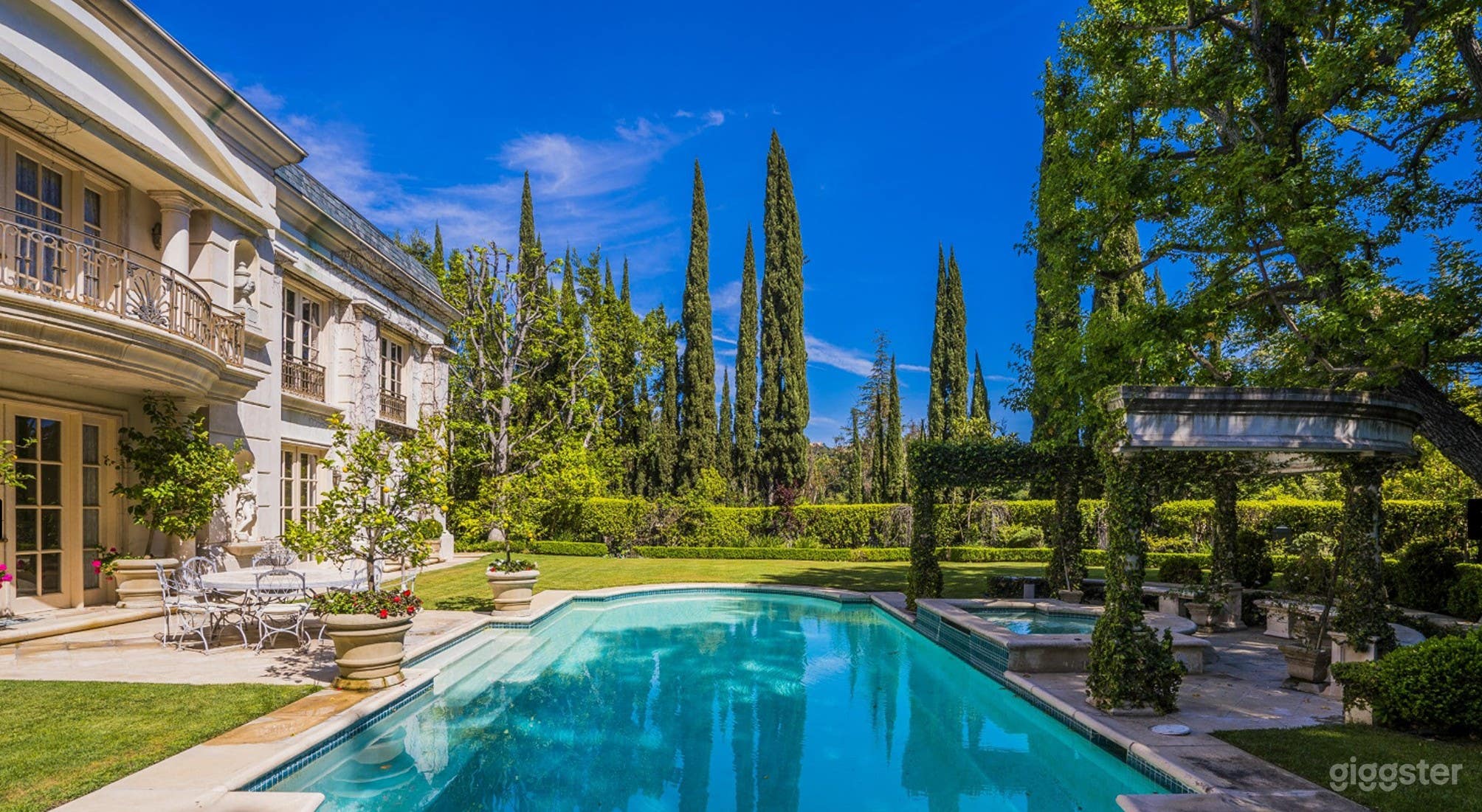 Sparkling Pool &amp; Hot Tub Oasis Photo 1