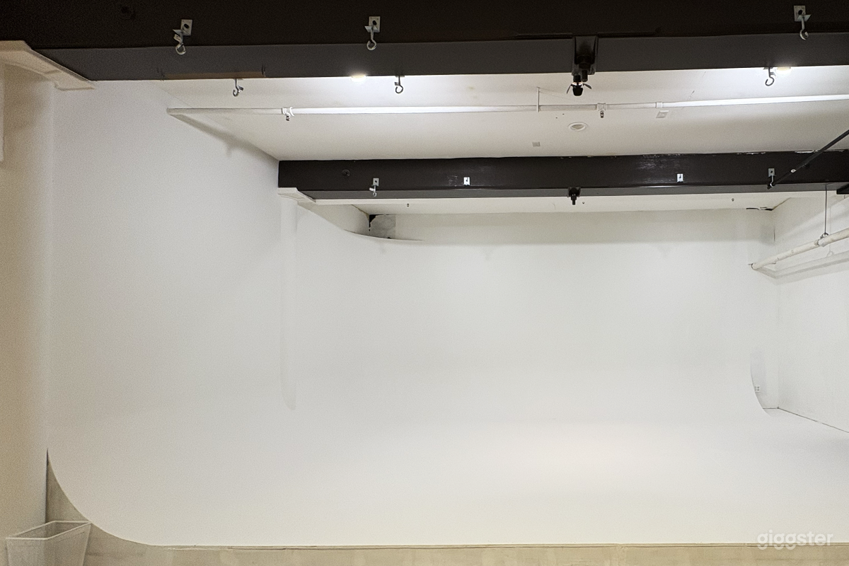 Pre-Lit Cyclorama Studio w/ Dressing Room &amp; Gear – Near Photo 2