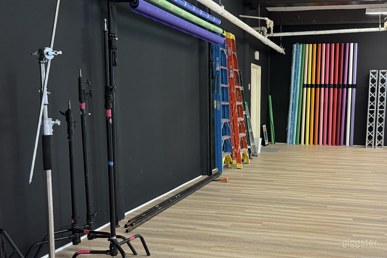  Pre-Lit Cyclorama Studio w/ Dressing Room & Gear – Near 