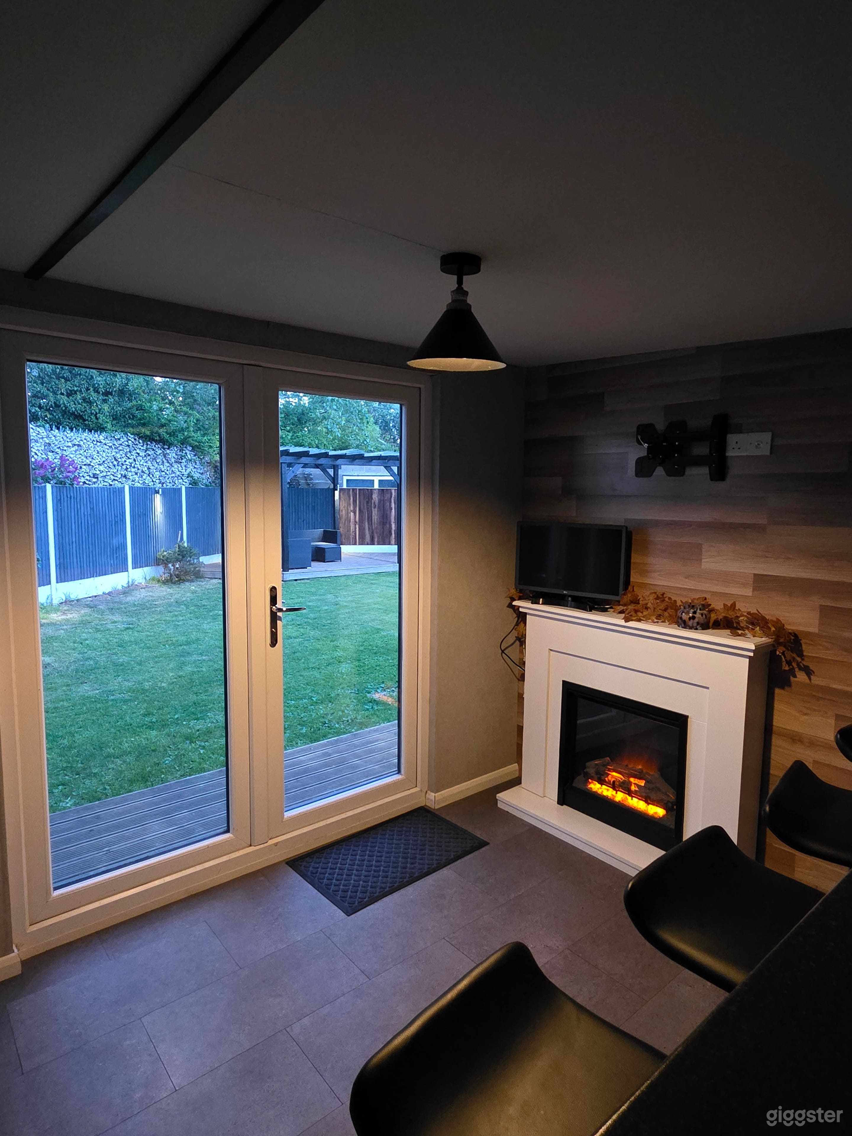 Modern London House with bar and large garden Photo 4
