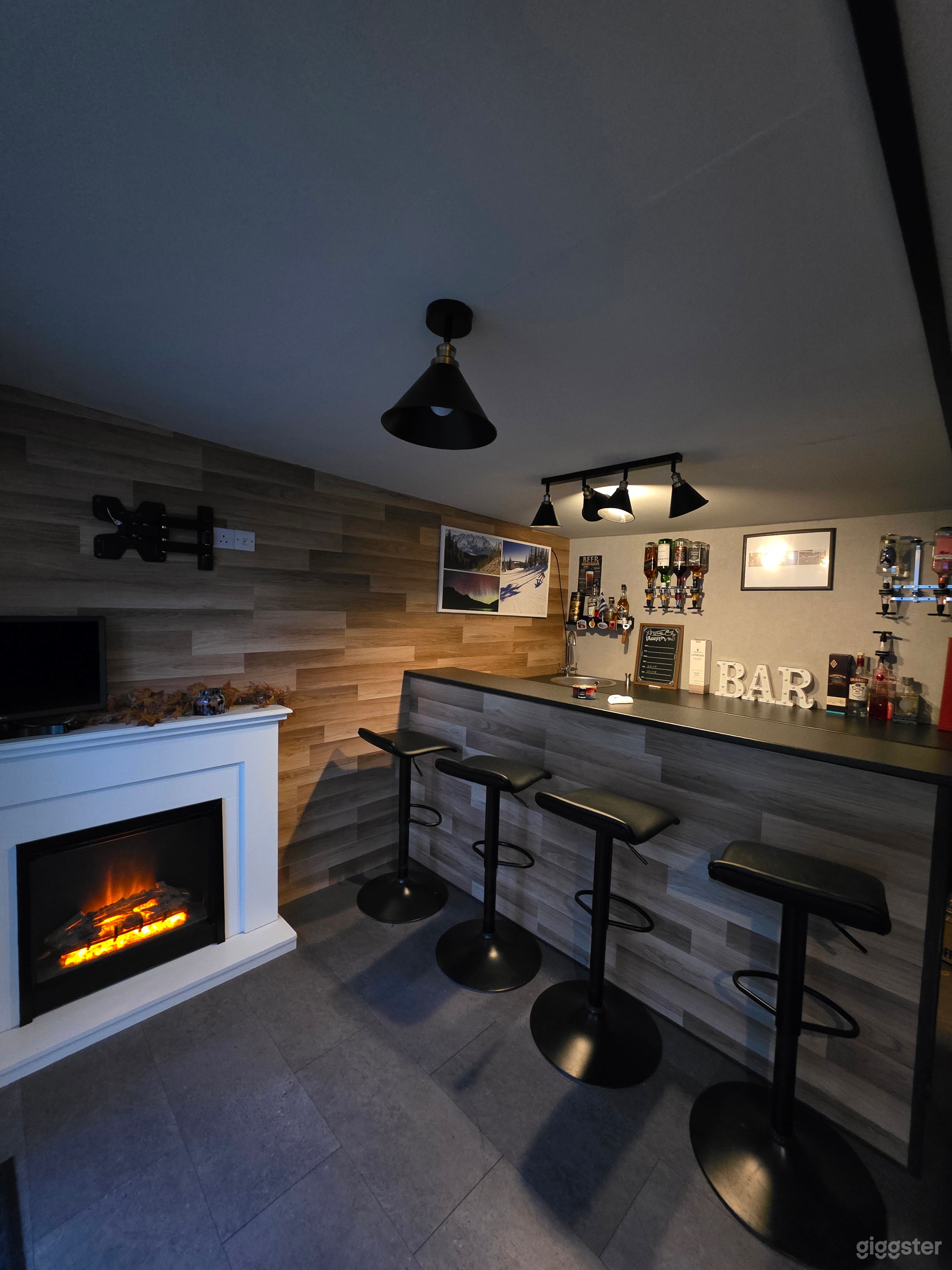 Modern London House with bar and large garden Photo 3