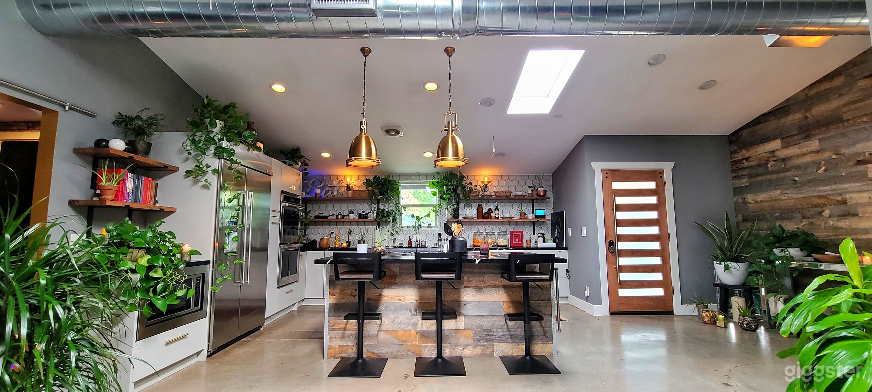 Versatile Studio w/ High-End Production Kitchen Photo 3