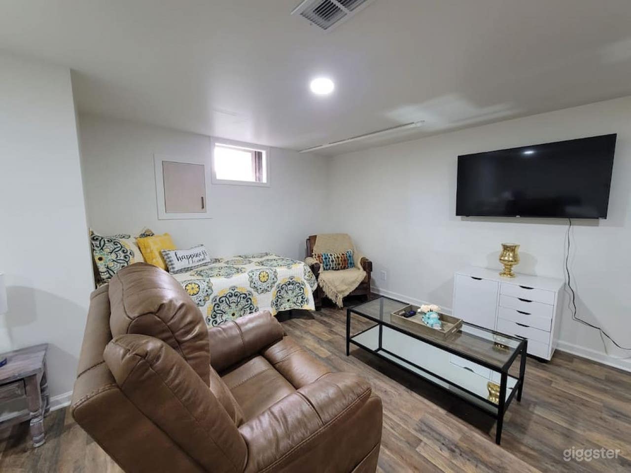 Spacious Loft with Private Entrance Photo 2